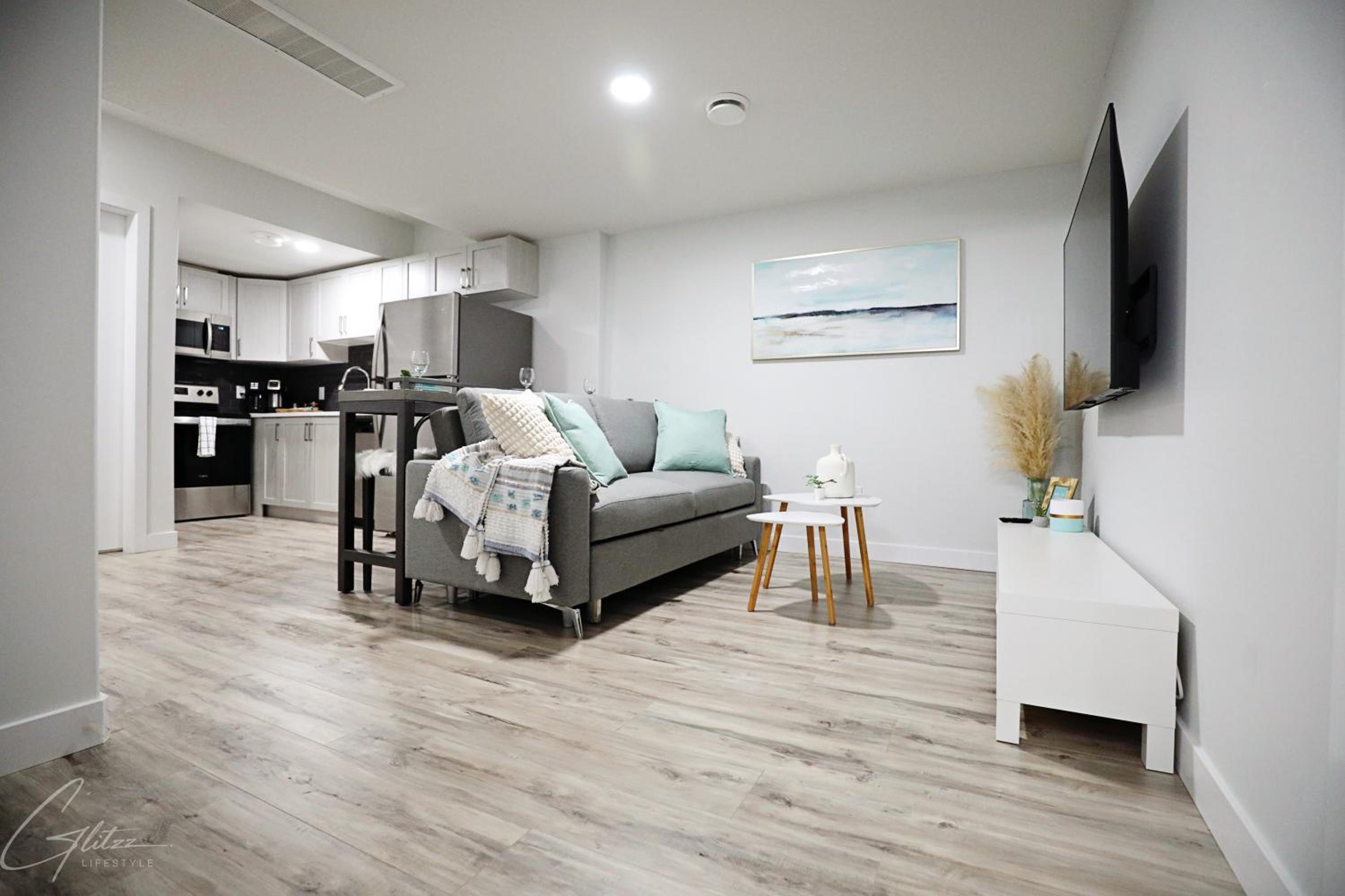 Modern Retreat With 4 King Beds, Airport, Disney+