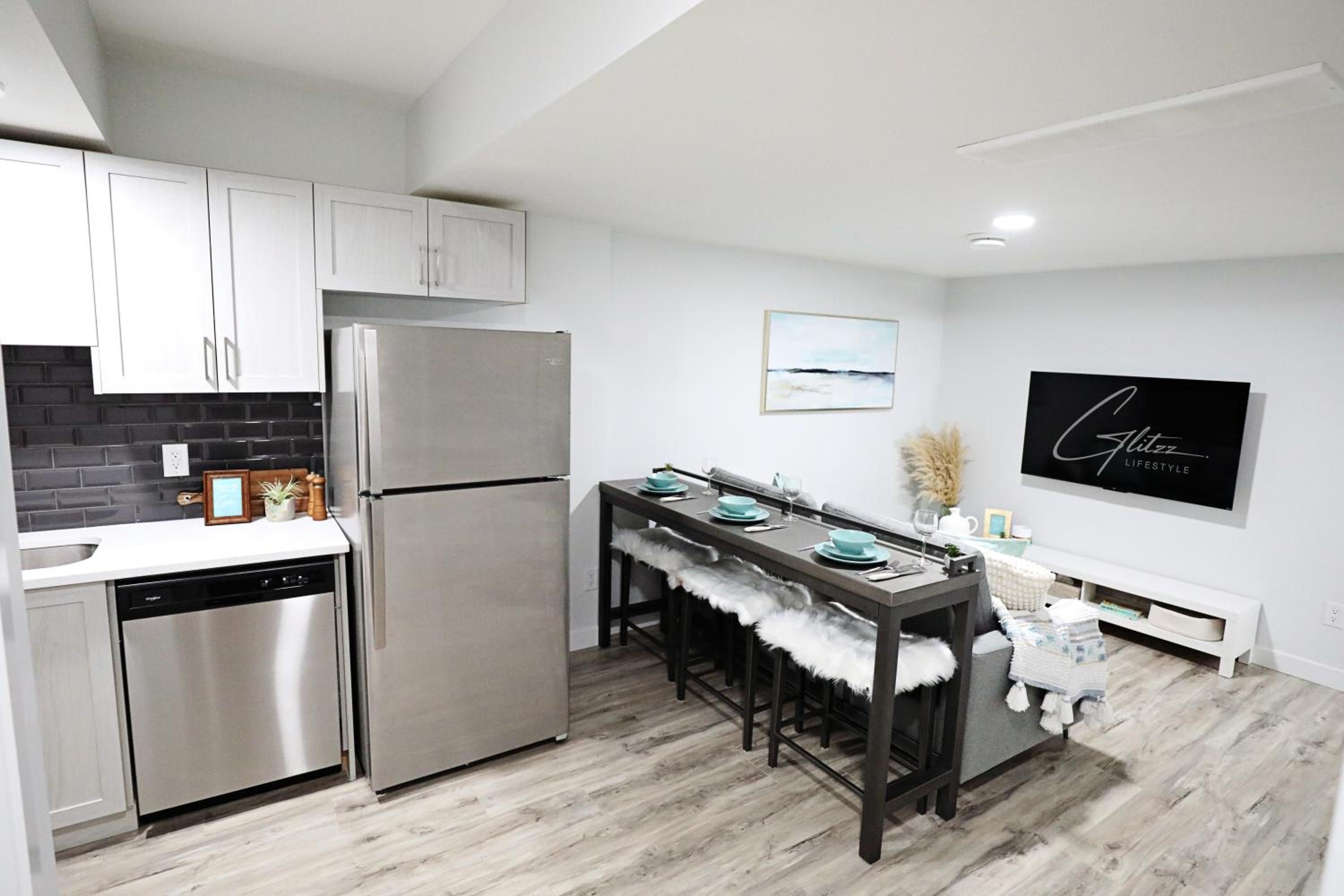 Modern Retreat With 4 King Beds, Airport, Disney+