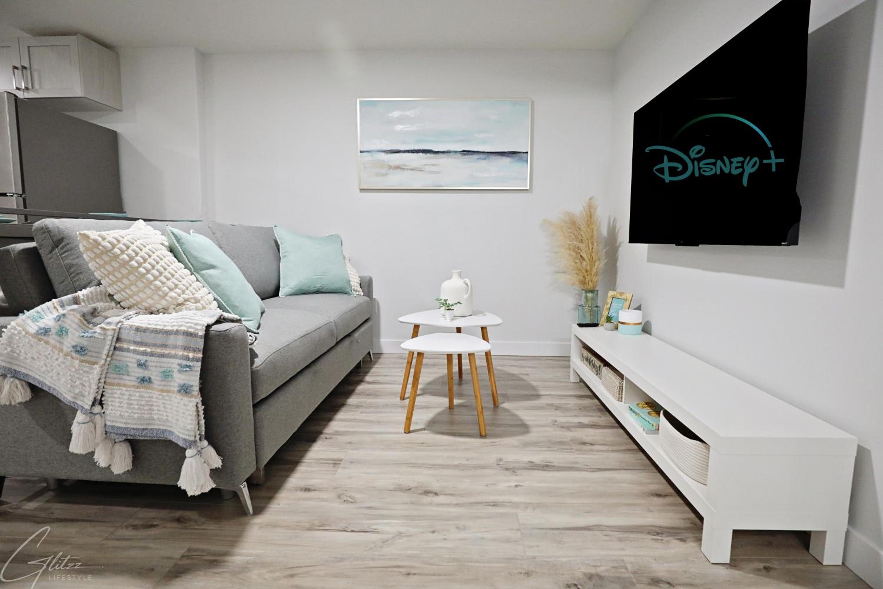 Modern Retreat With 4 King Beds, Airport, Disney+