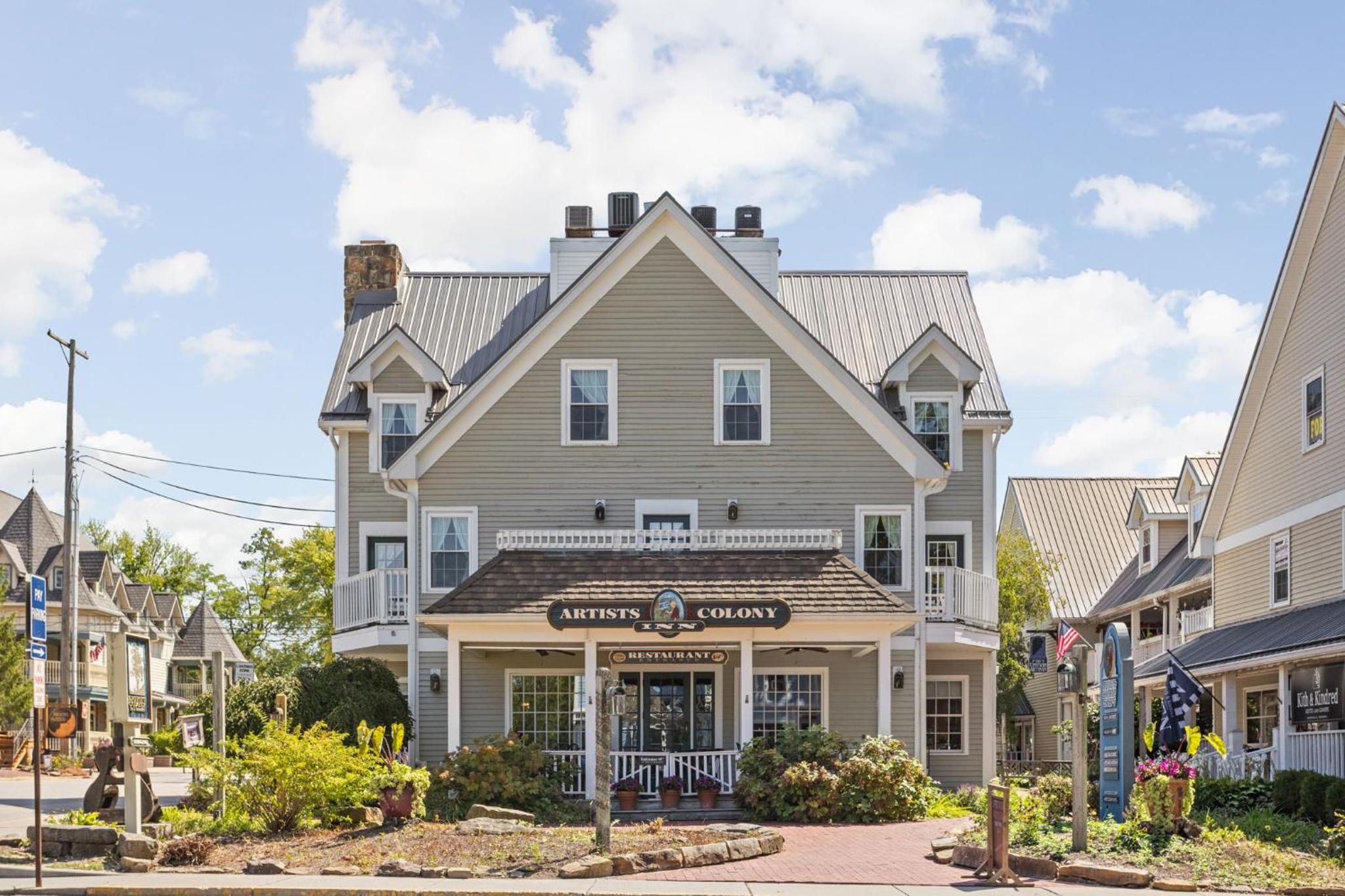 Hotel Artists Colony - Image 1