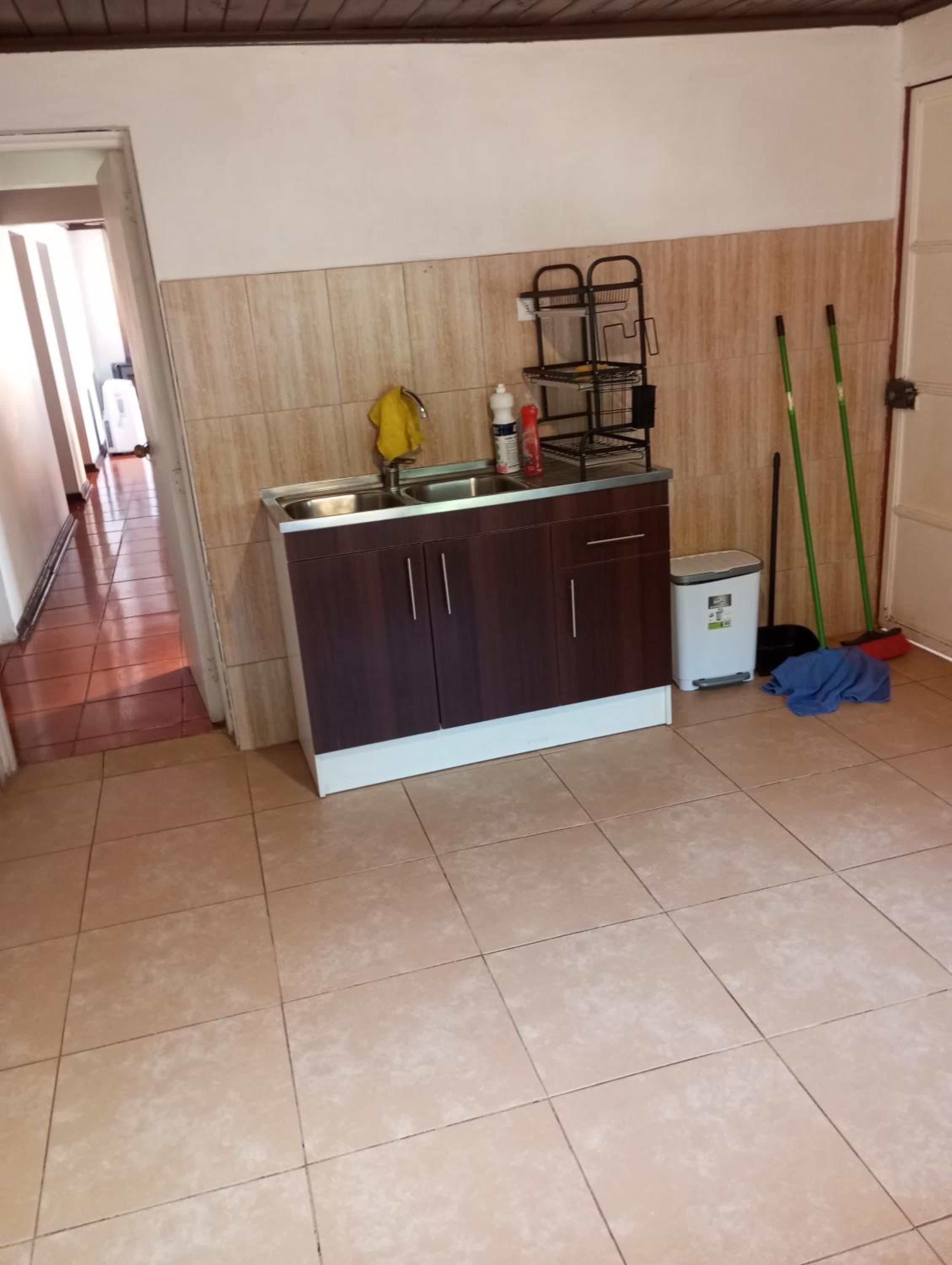 Amplio alojamiento vacacional ubicado a 500 metros de la plaza y a 5 minutos de la ruta del vino