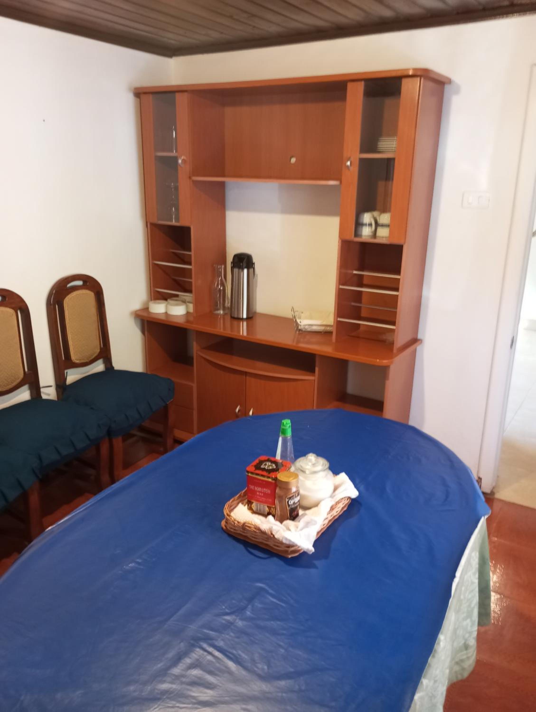 Amplio alojamiento vacacional ubicado a 500 metros de la plaza y a 5 minutos de la ruta del vino