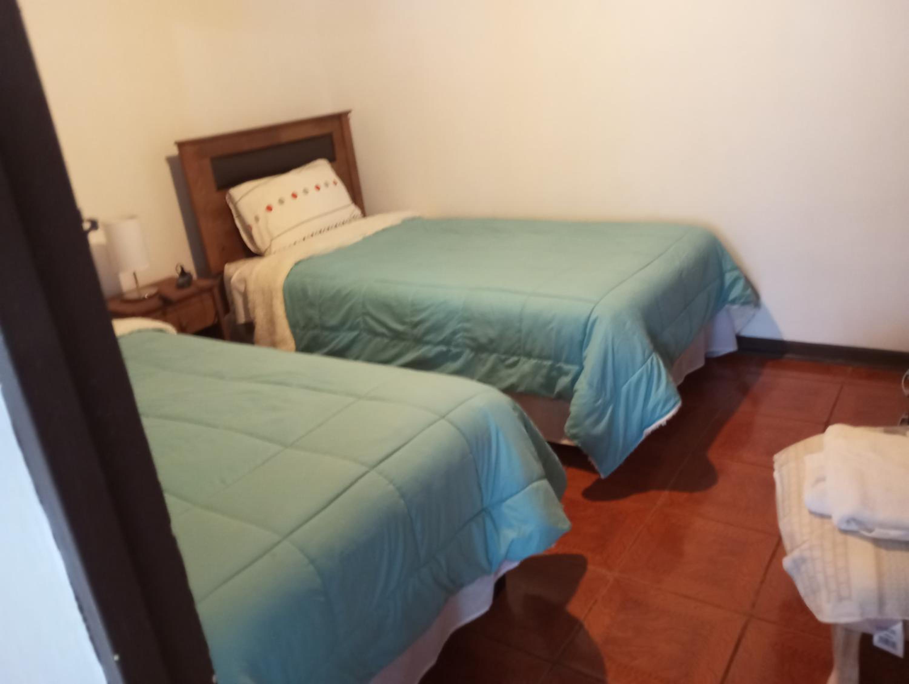 Amplio alojamiento vacacional ubicado a 500 metros de la plaza y a 5 minutos de la ruta del vino