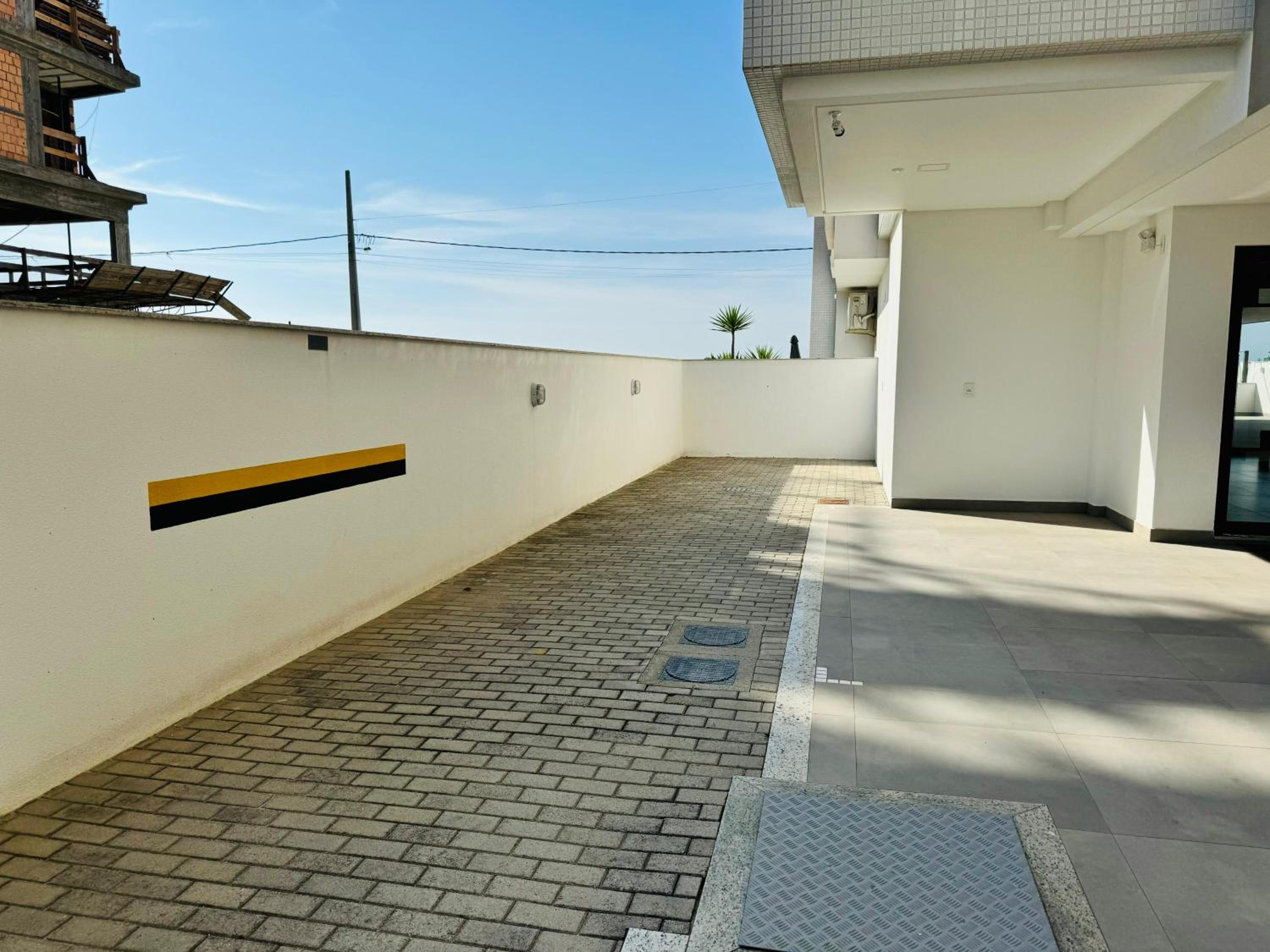 Apartamento de frente para o mar na Praia de Palmas com uma suíte e duas demi-suítes.