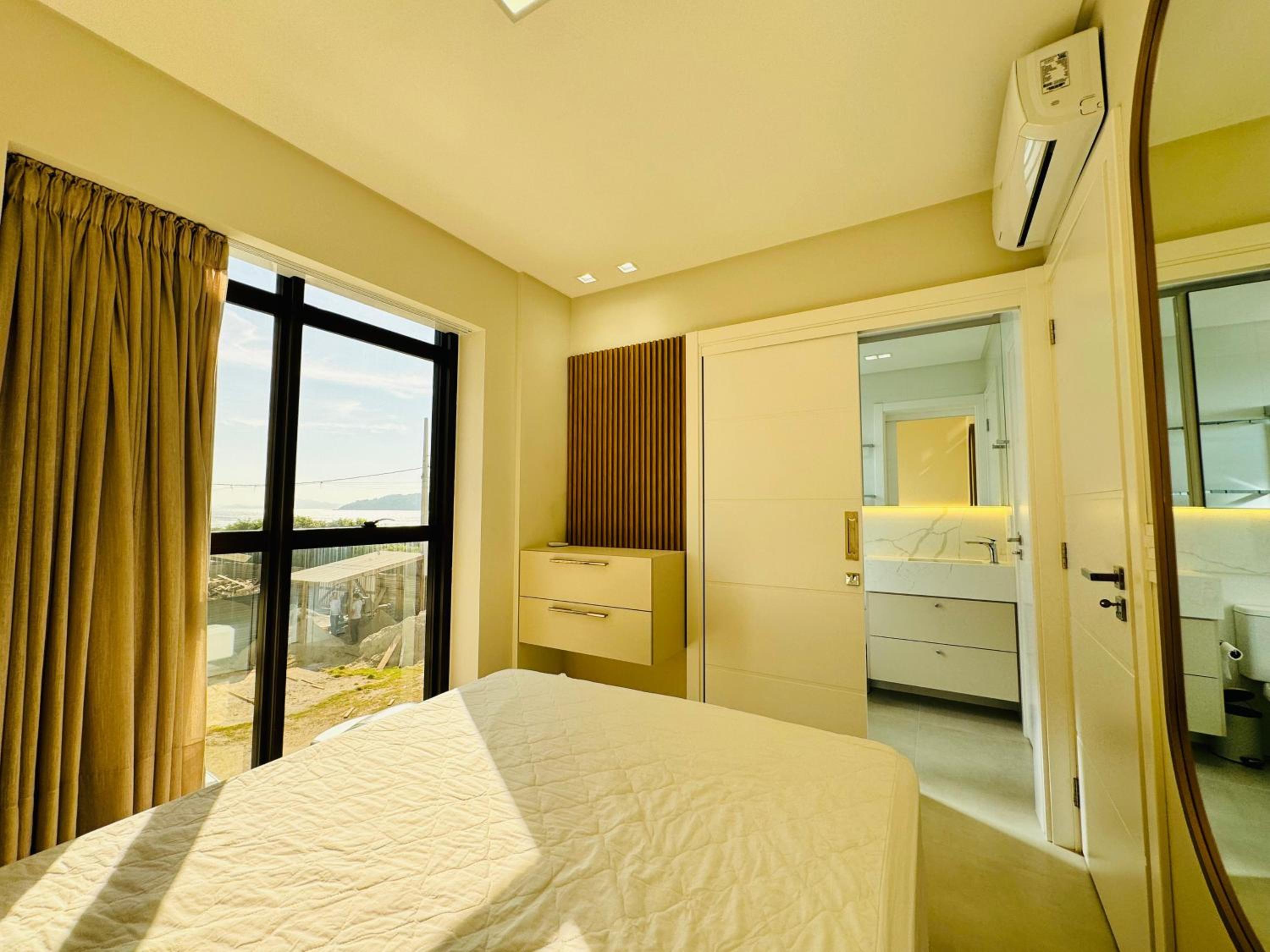 Apartamento de frente para o mar na Praia de Palmas com uma suíte e duas demi-suítes.