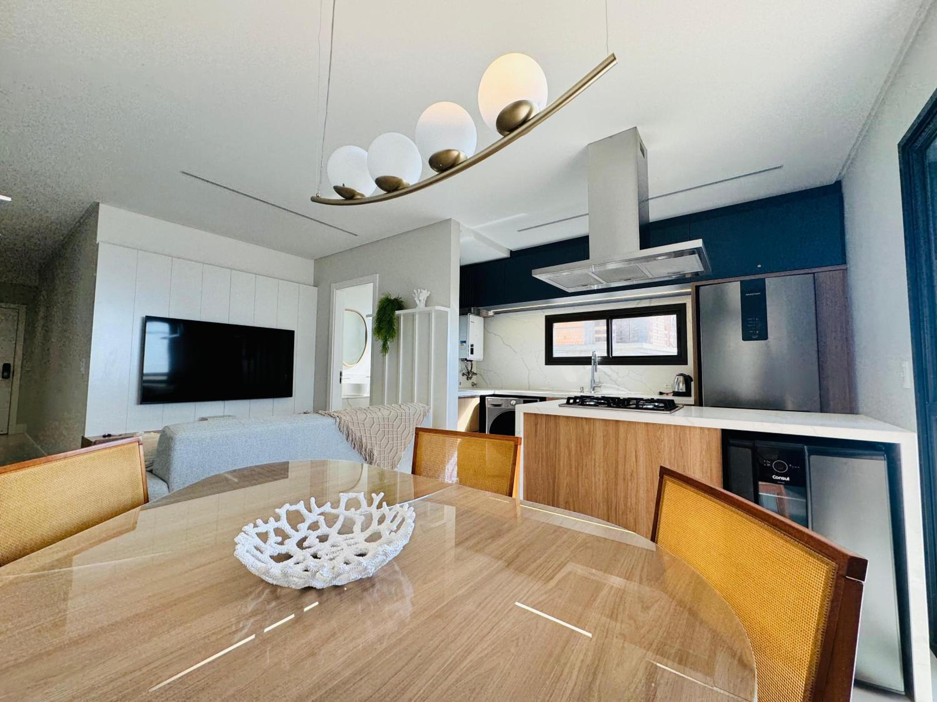 Apartamento de frente para o mar na Praia de Palmas com uma suíte e duas demi-suítes.