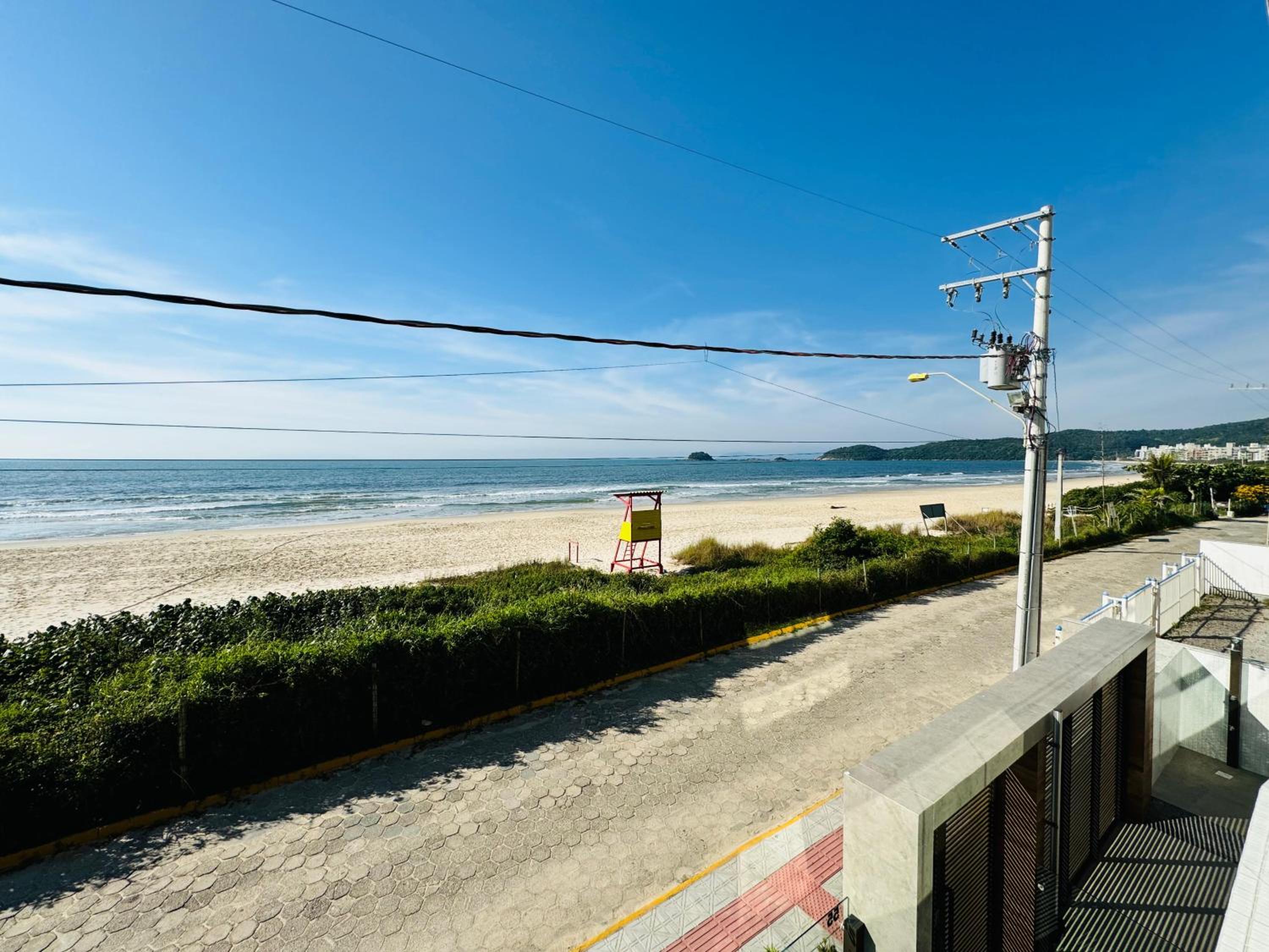 Apartamento de frente para o mar na Praia de Palmas com uma suíte e duas demi-suítes.