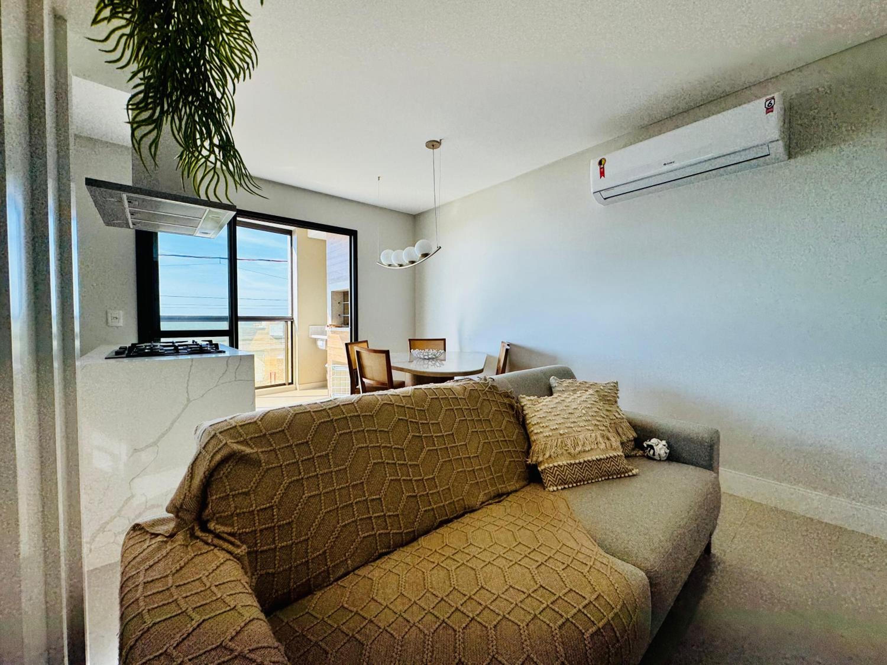 Apartamento de frente para o mar na Praia de Palmas com uma suíte e duas demi-suítes.