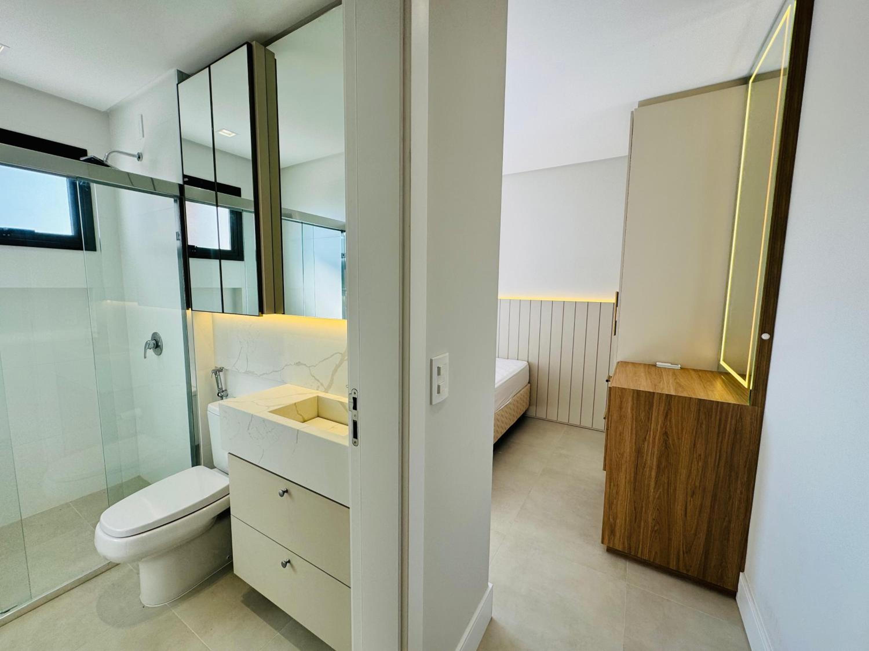 Apartamento de frente para o mar na Praia de Palmas com uma suíte e duas demi-suítes.