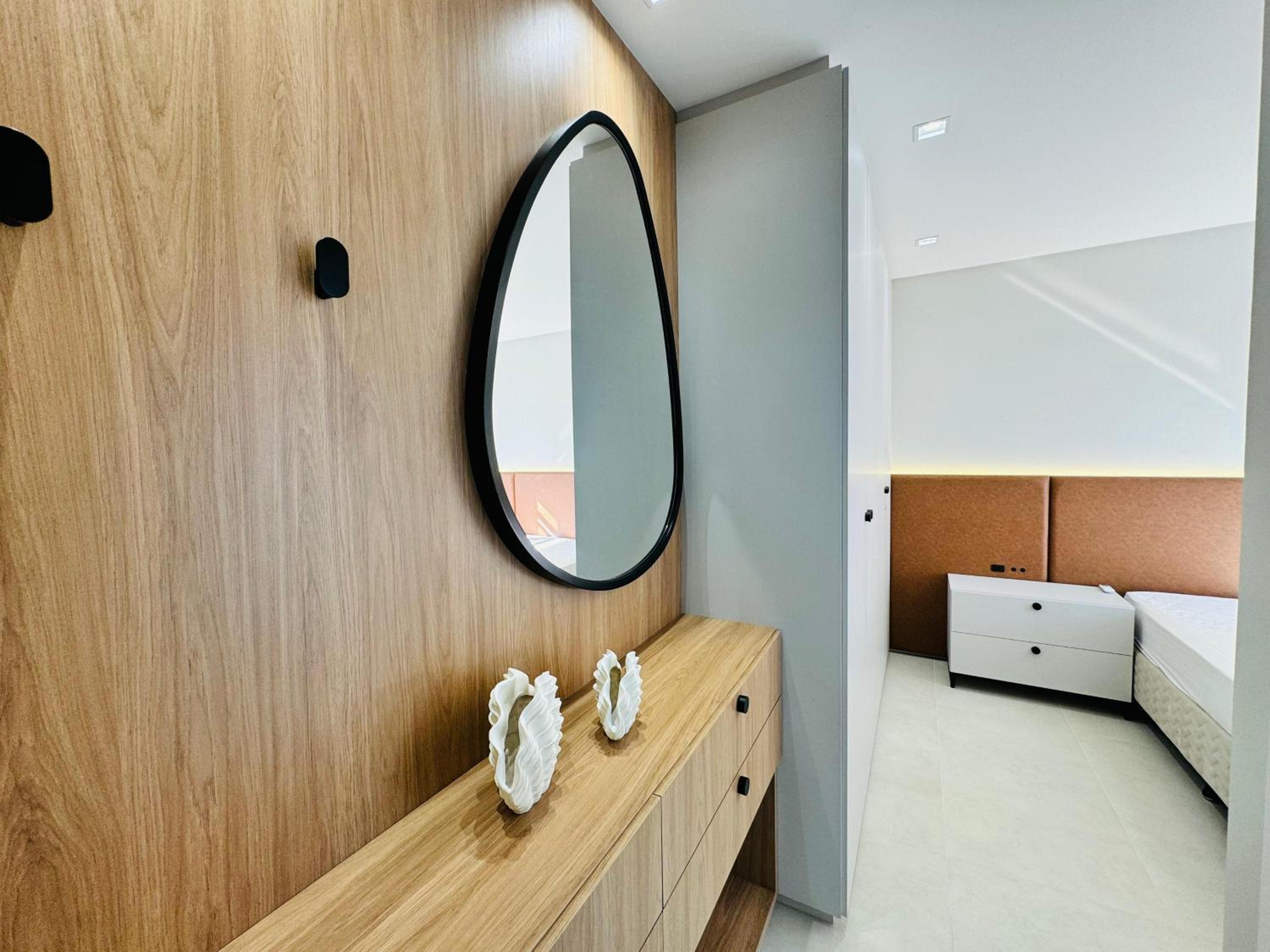Apartamento de frente para o mar na Praia de Palmas com uma suíte e duas demi-suítes.