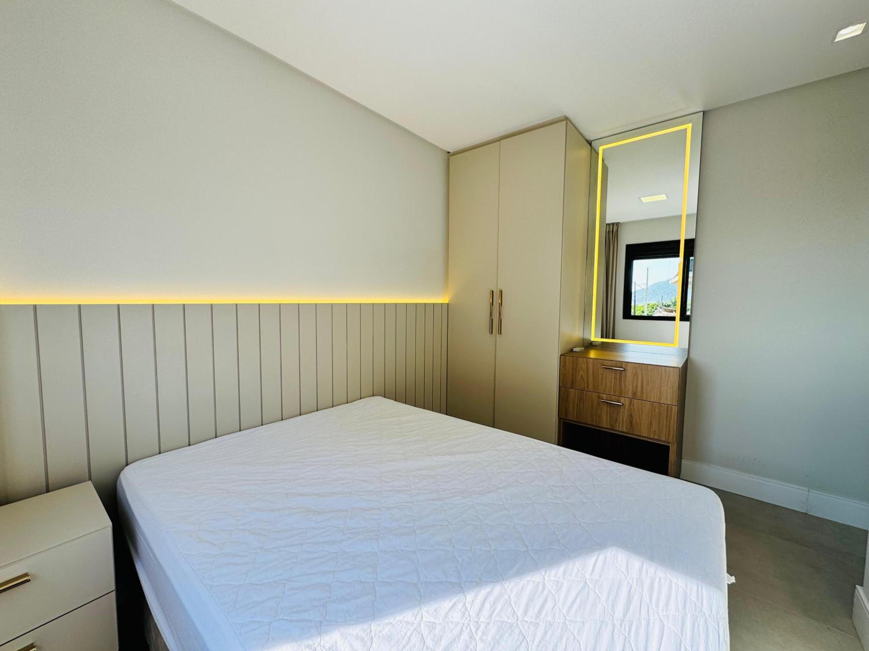 Apartamento de frente para o mar na Praia de Palmas com uma suíte e duas demi-suítes.