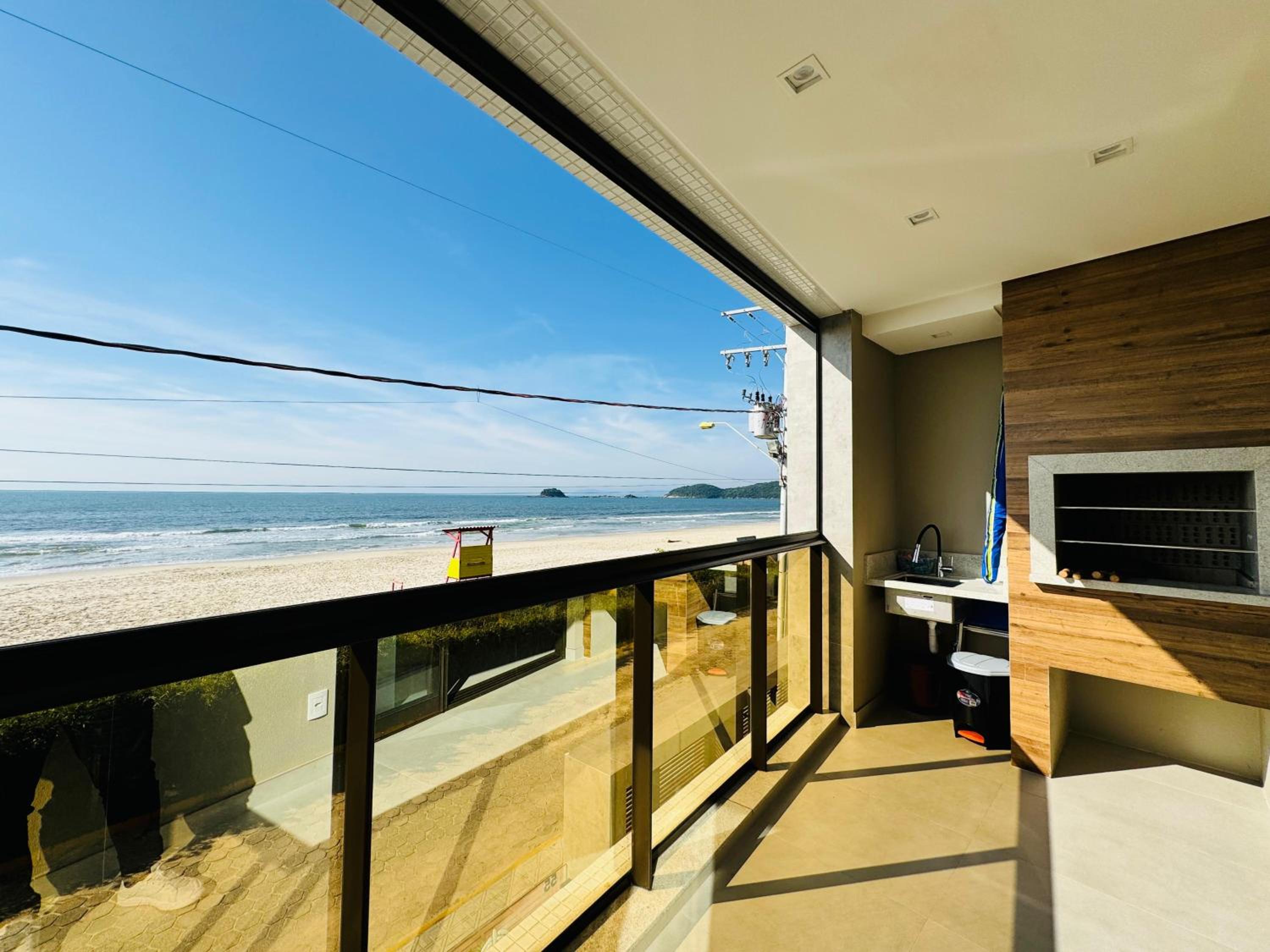 Apartamento de frente para o mar na Praia de Palmas com uma suíte e duas demi-suítes.