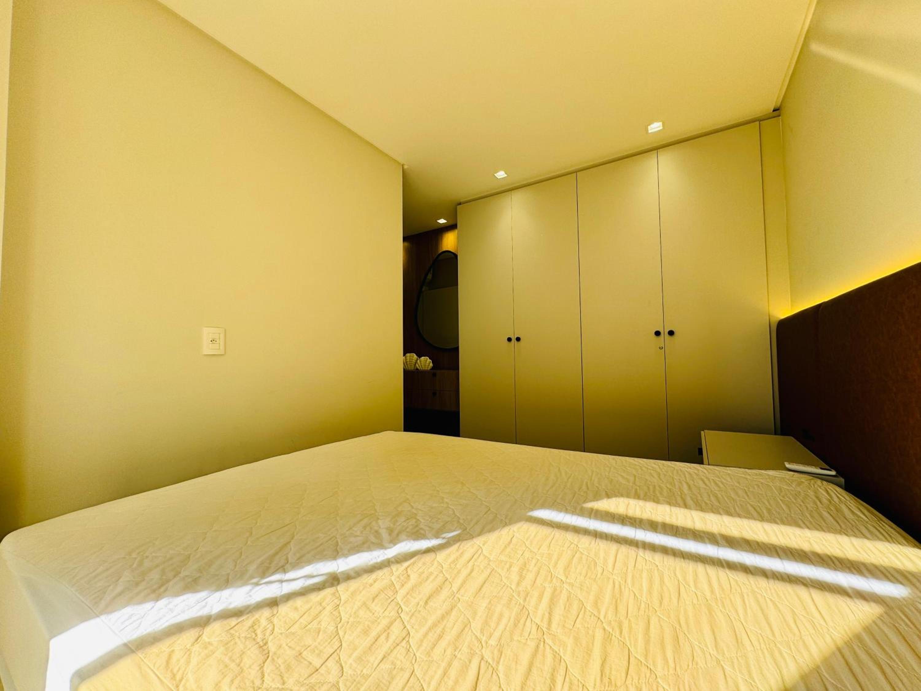Apartamento de frente para o mar na Praia de Palmas com uma suíte e duas demi-suítes.