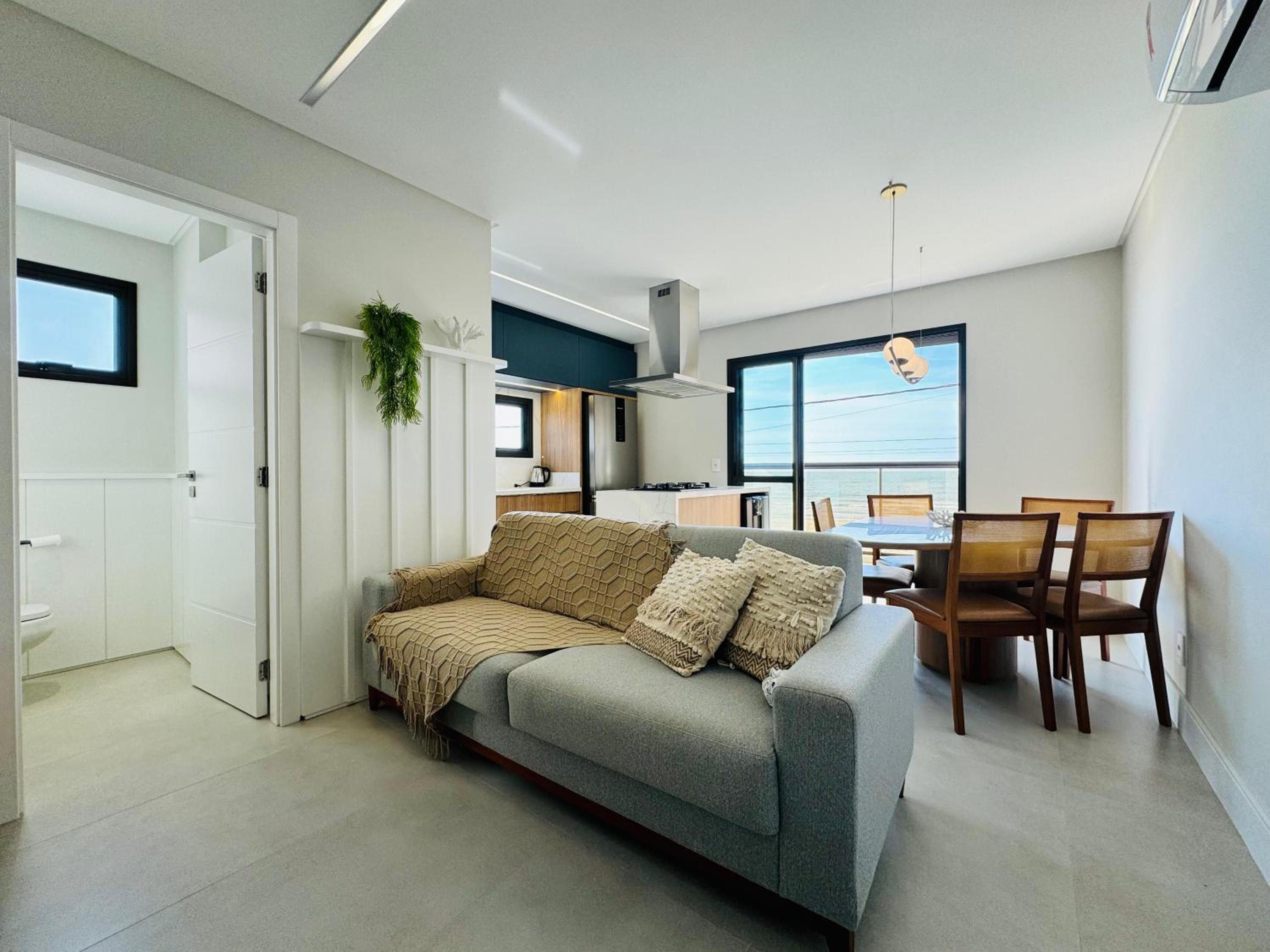 Apartamento de frente para o mar na Praia de Palmas com uma suíte e duas demi-suítes.
