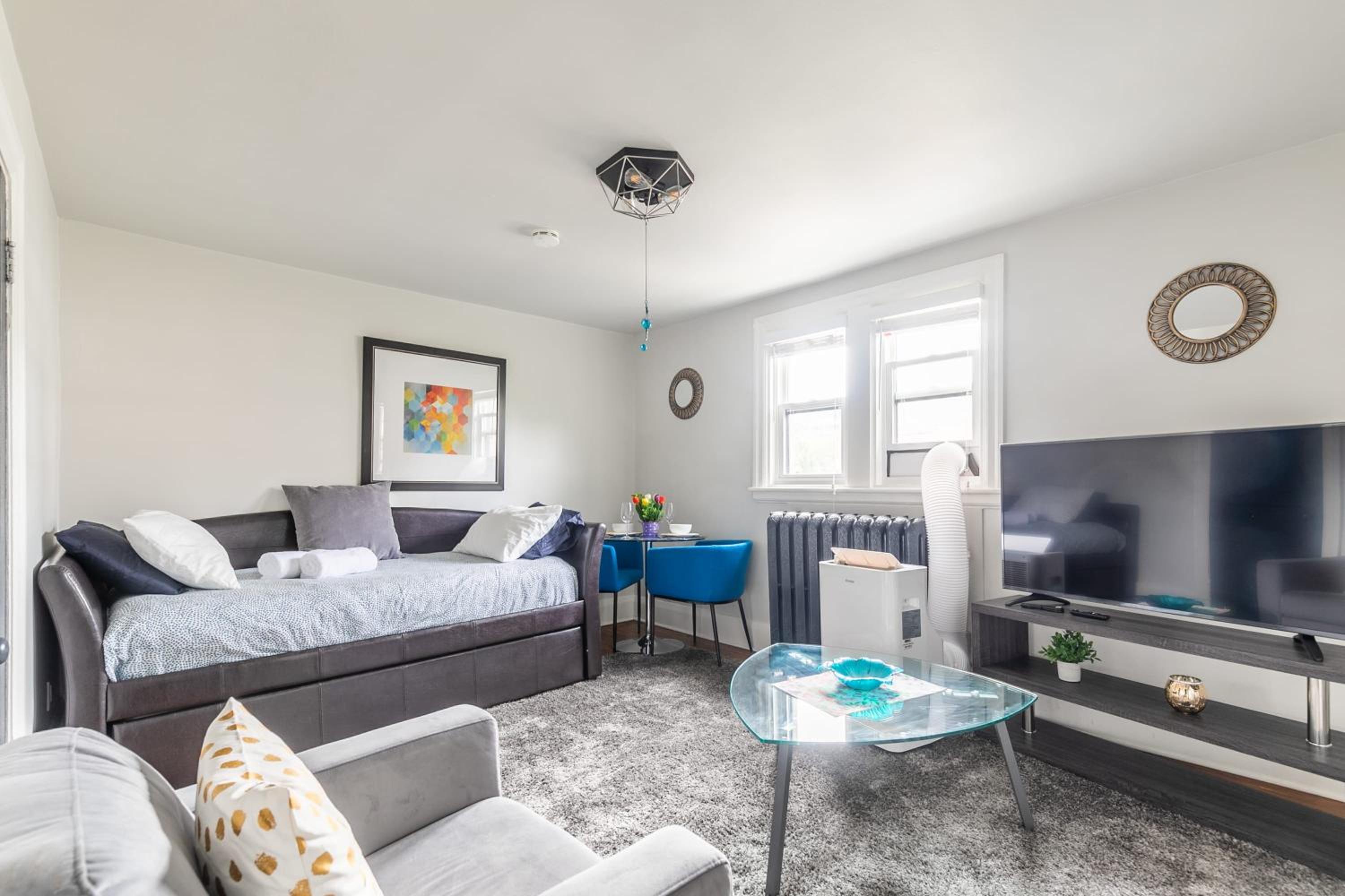 Stylish 1BR Apartment - Heart of James South Hamilton