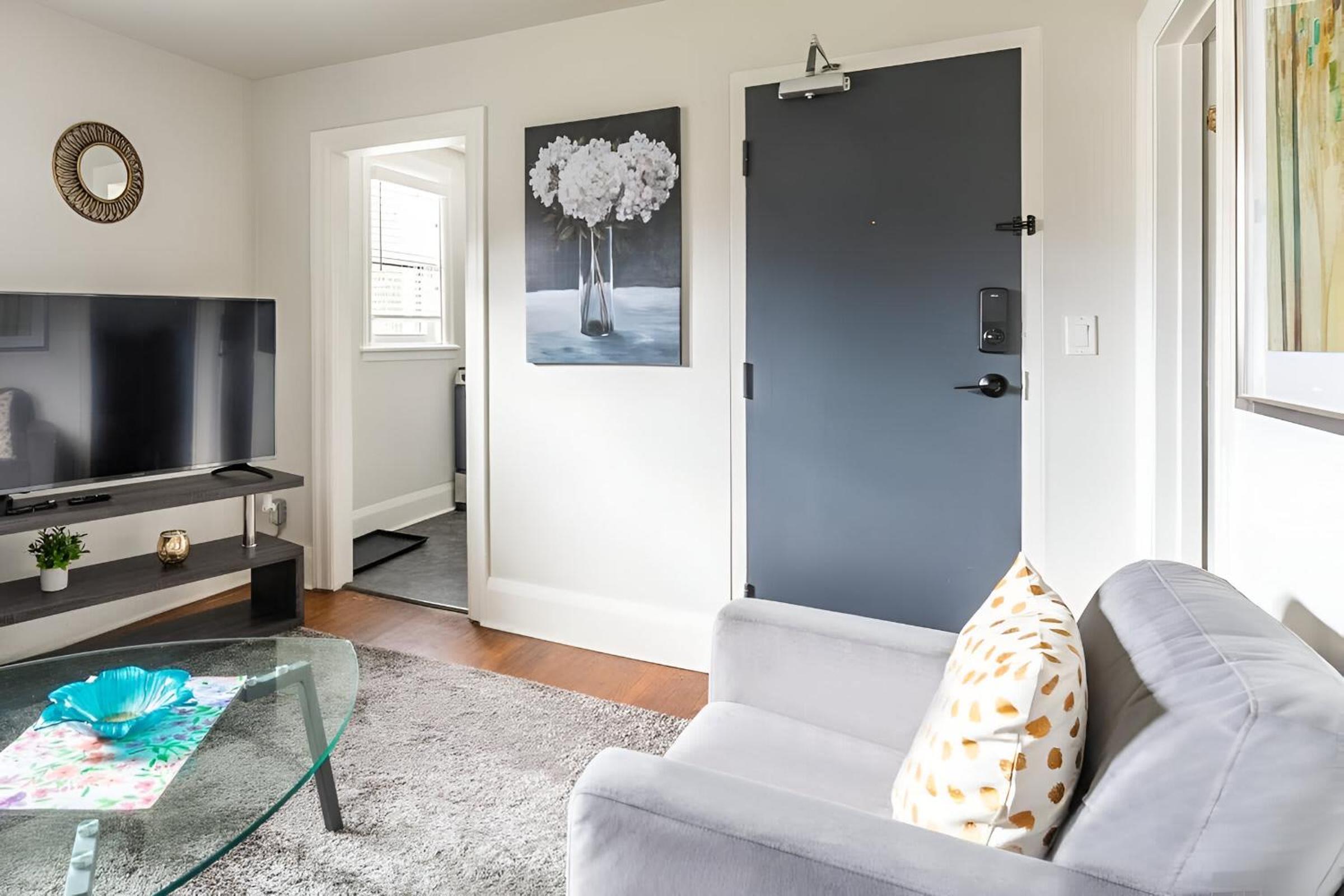 Stylish 1BR Apartment - Heart of James South Hamilton