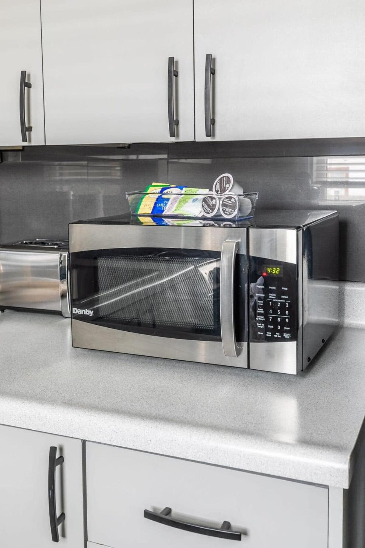 Stylish 1BR Apartment - Heart of James South Hamilton