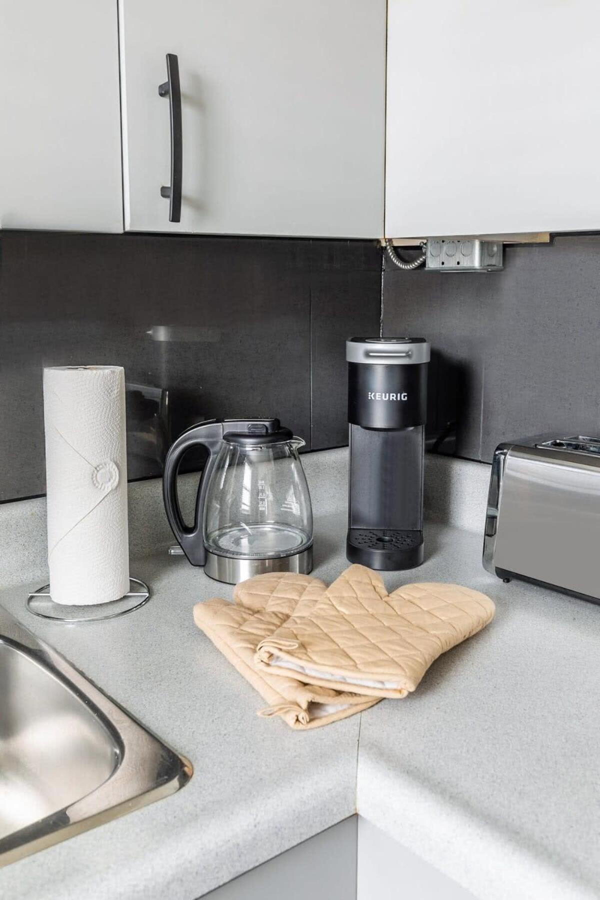 Stylish 1BR Apartment - Heart of James South Hamilton