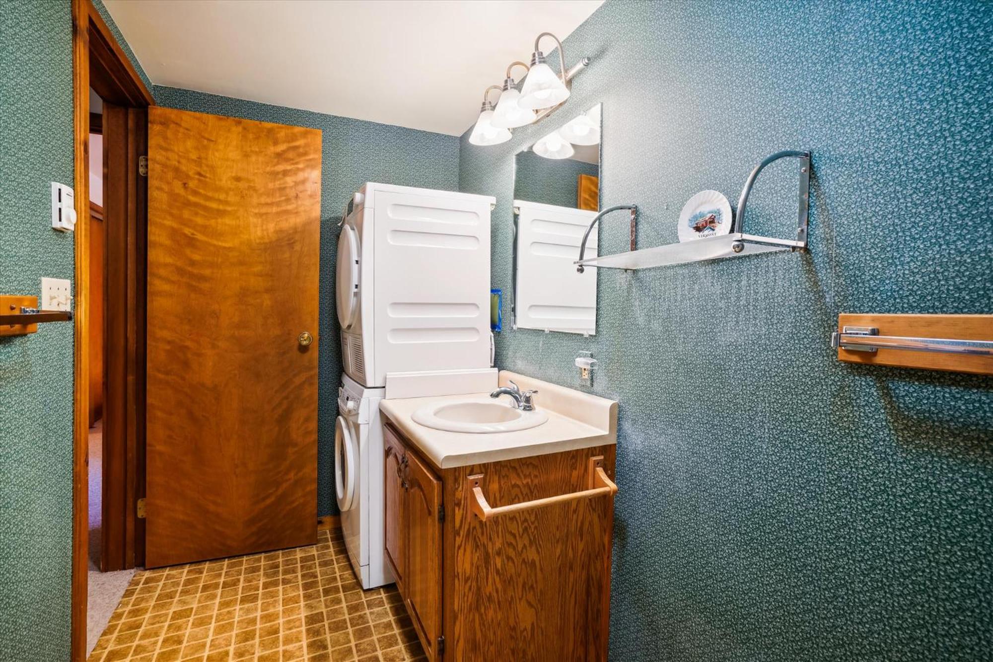 Spacious 1 bedroom with loft Northside located across from Pico Mountain! view 2