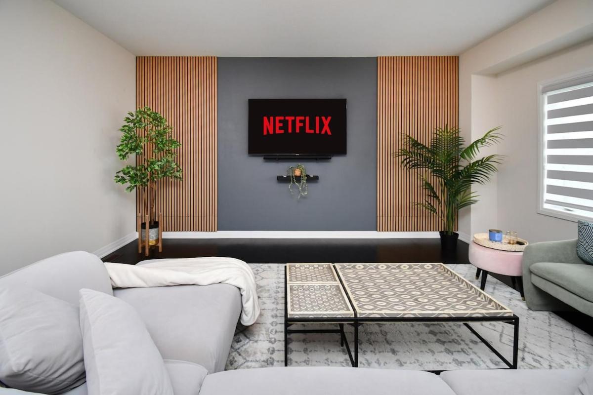 Orillia Vacations - Modern Family Home in Menoke By The Beach - Property Image 1