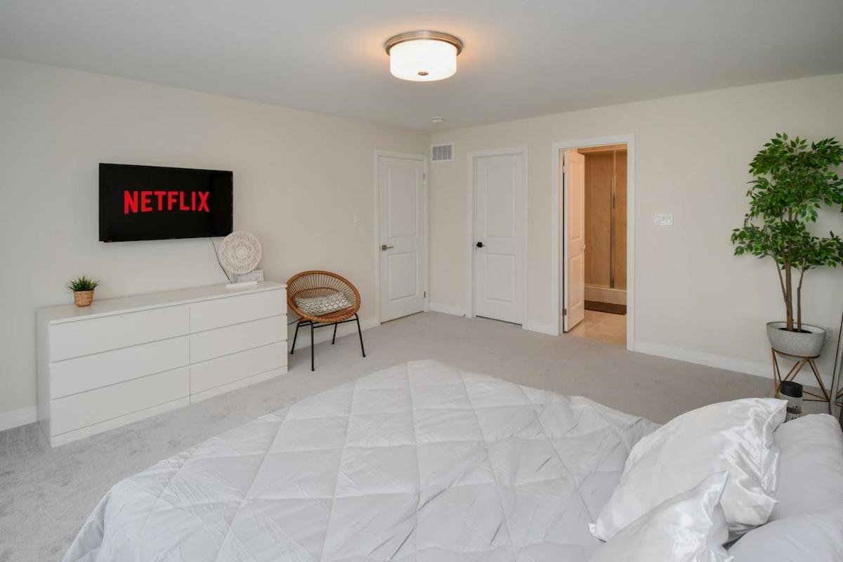 Orillia Vacations - Modern Family Home in Menoke By The Beach - Property Image 3