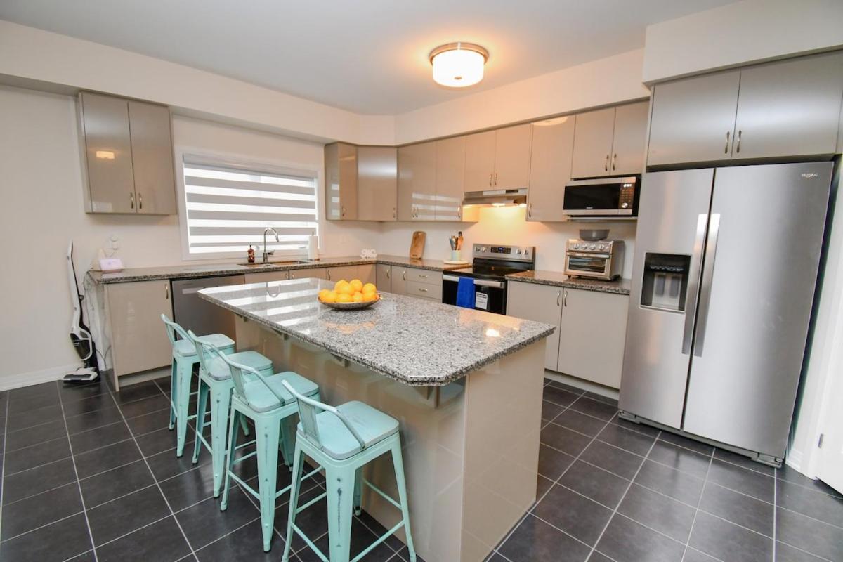 Orillia Vacations - Modern Family Home in Menoke By The Beach - Property Image 2