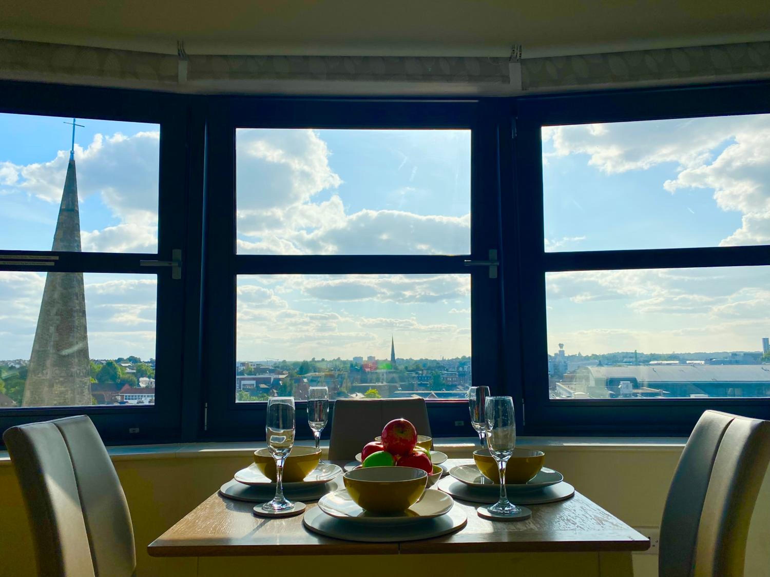 Central Reading Apartment with Stunning View, En-Suite and Parking view 4