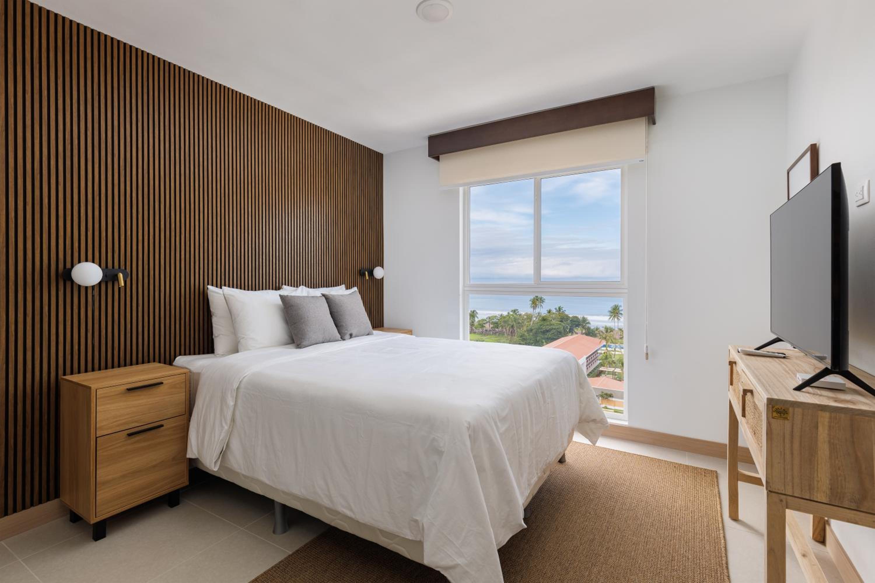 Casago 1208 Brand New Rental Brilliant Ocean Views Across the Street From the Beach