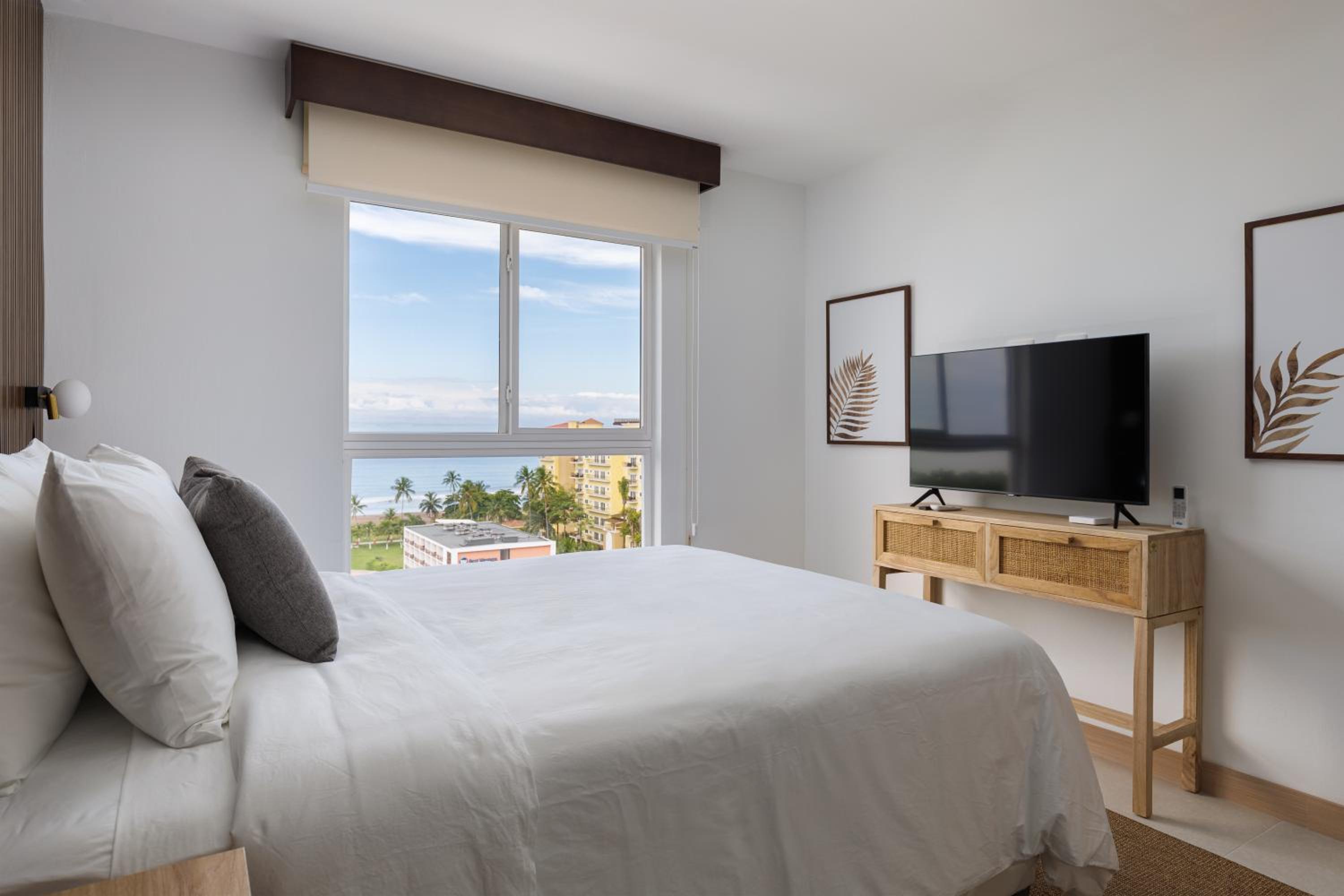Casago 1208 Brand New Rental Brilliant Ocean Views Across the Street From the Beach