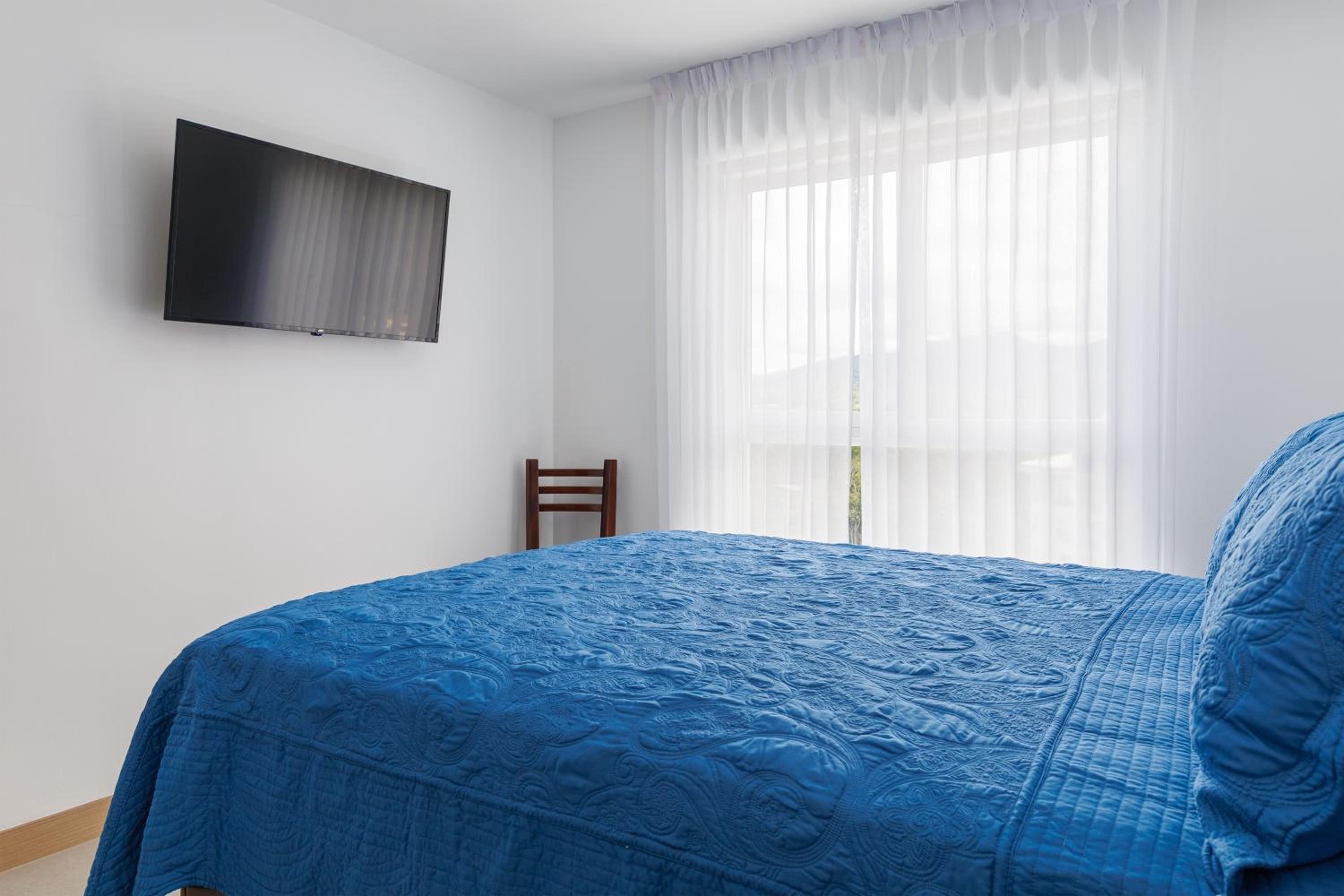 Casago 1605, Brand New Rental Oasis, Large Space with Tranquil Nature Views