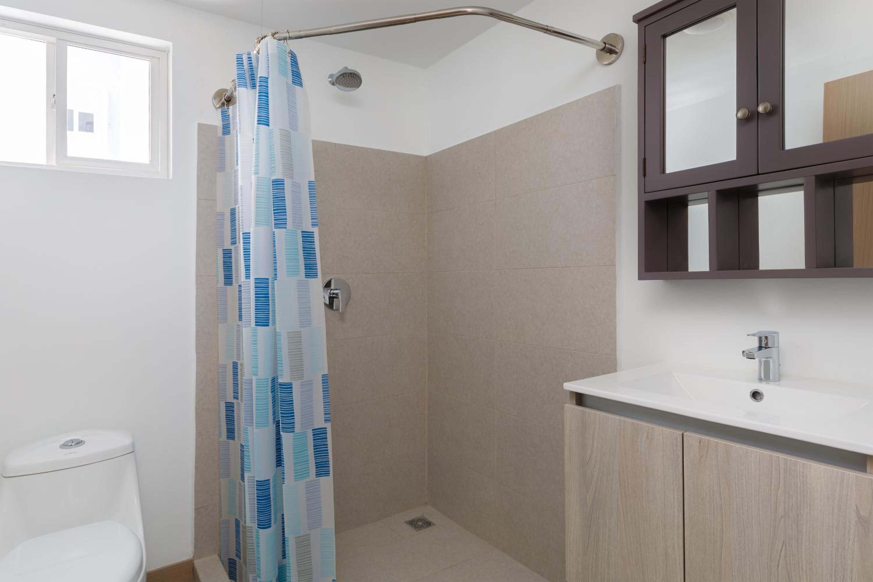 Casago 1605, Brand New Rental Oasis, Large Space with Tranquil Nature Views