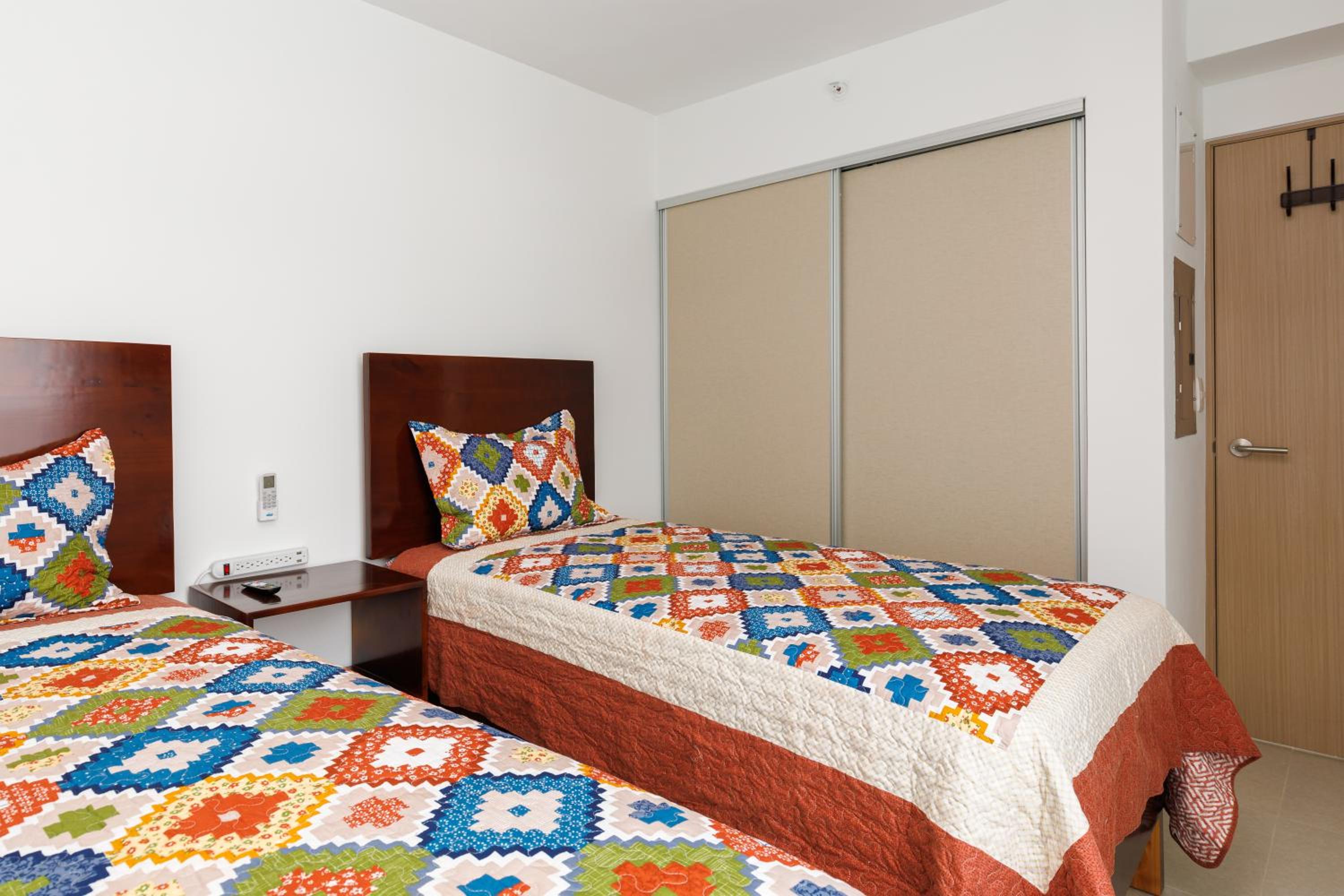 Casago 1605, Brand New Rental Oasis, Large Space with Tranquil Nature Views