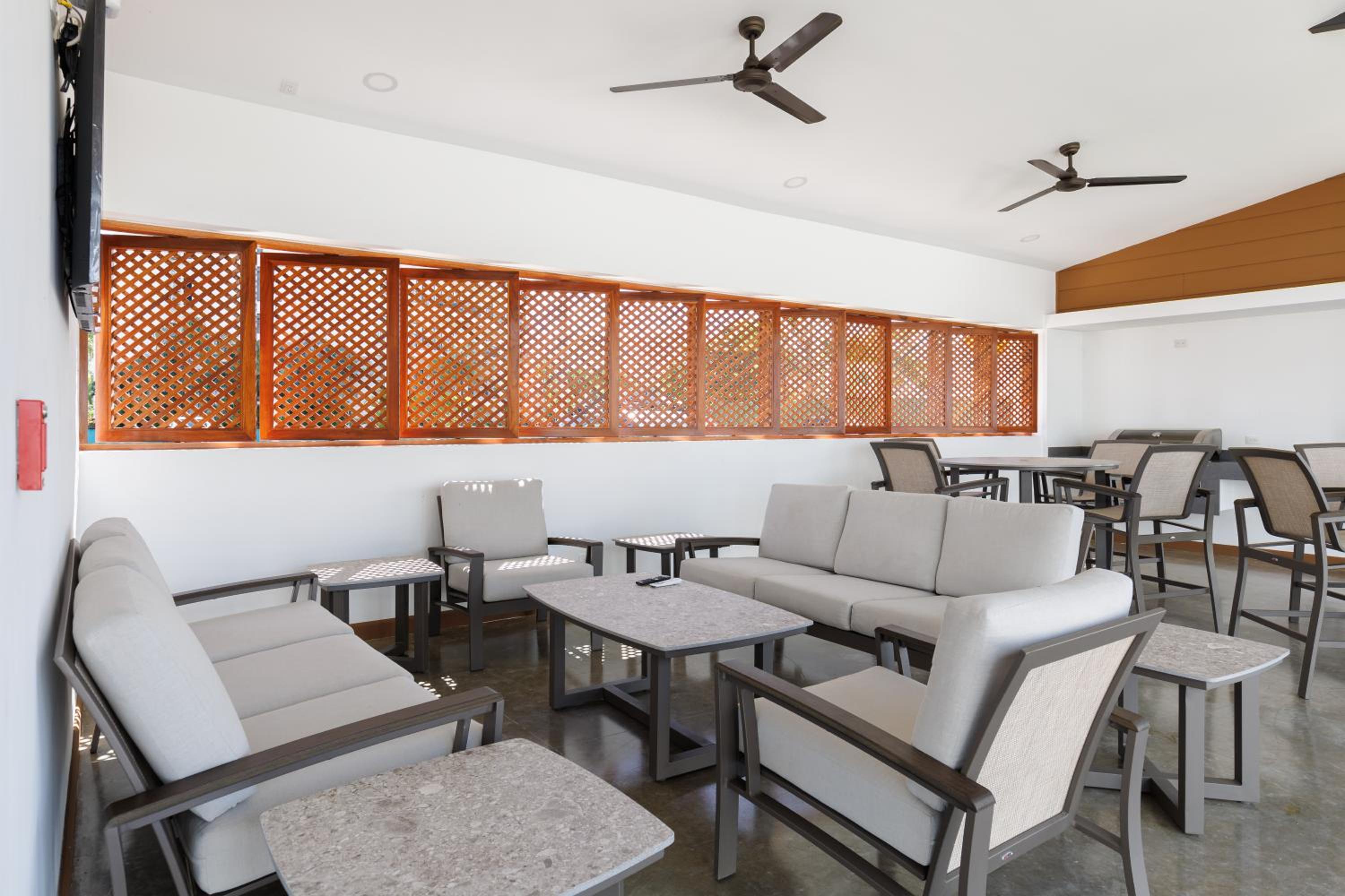 Casago 1605, Brand New Rental Oasis, Large Space with Tranquil Nature Views