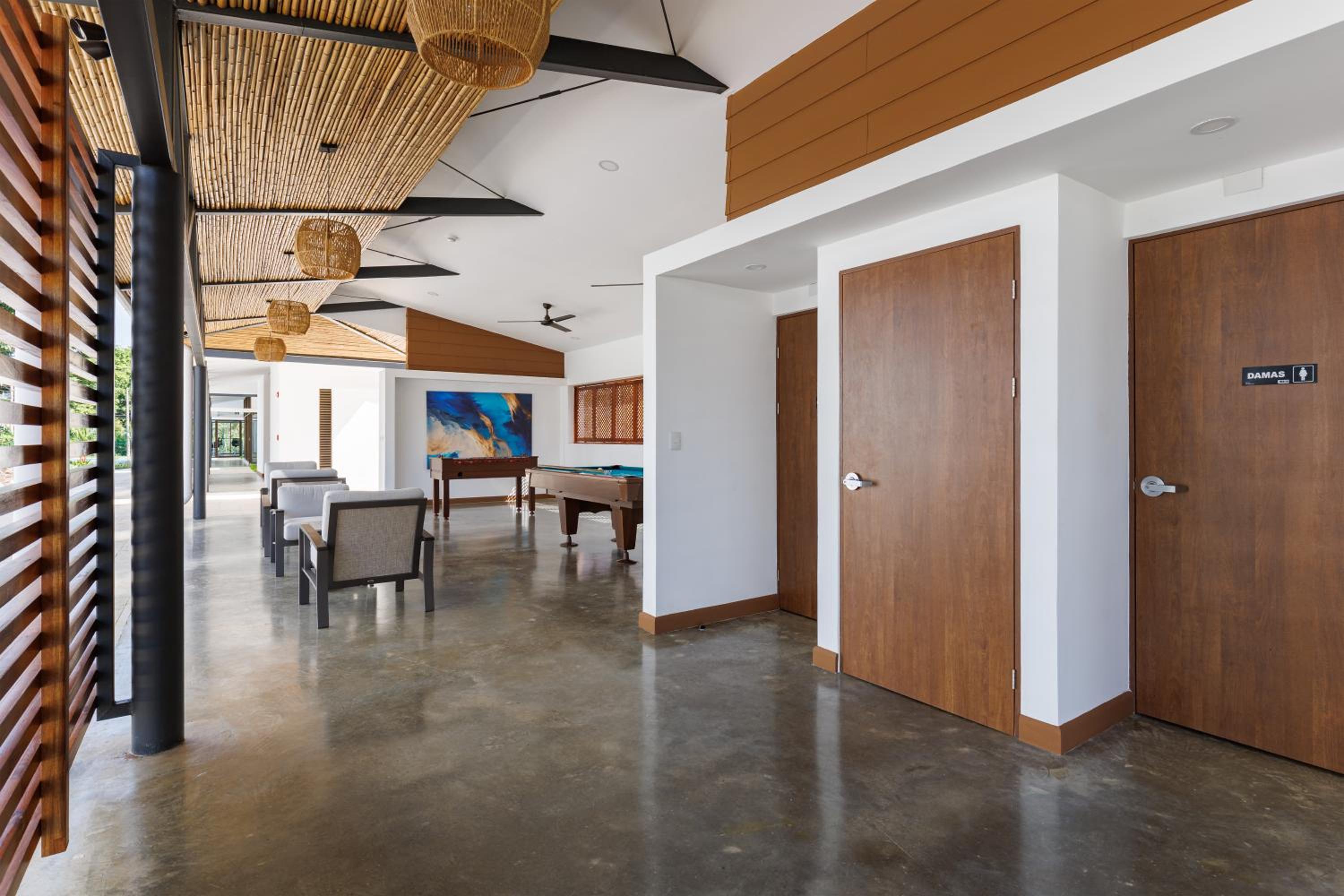 Casago 1605, Brand New Rental Oasis, Large Space with Tranquil Nature Views