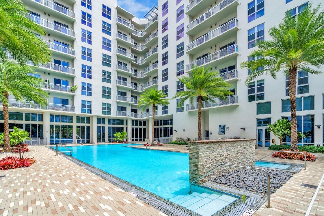 Bright and Airy 2 Bed on Biscayne Blvd with Free Park