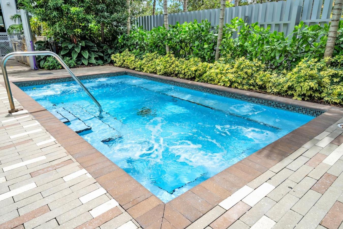 Bright and Airy 2 Bed on Biscayne Blvd with Free Park