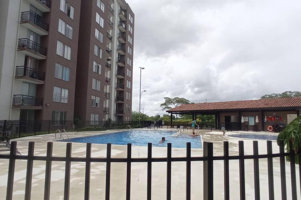 Apartamento en conjunto residencial con piscina