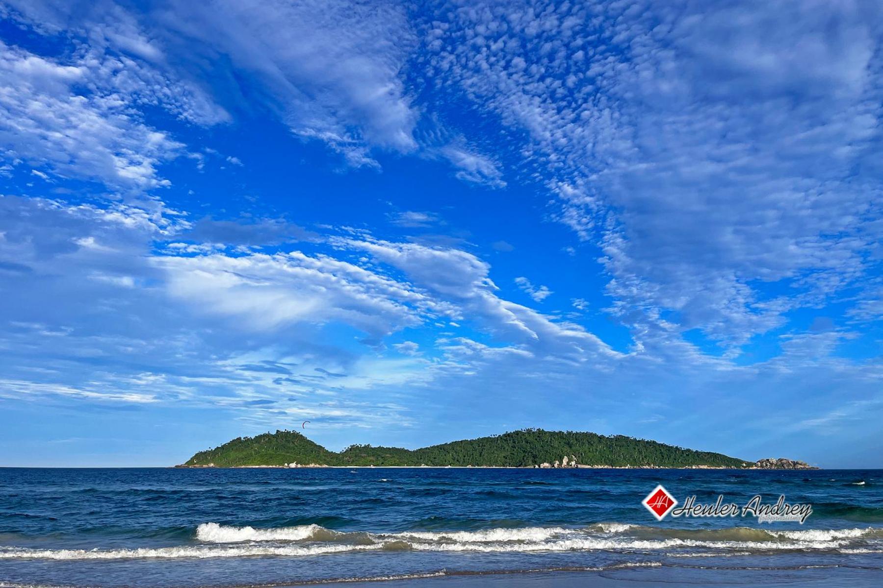 Cobertura Duplex no Campeche Florianópolis, 2 quartos com ar-condicionado, 3 banheiros, WiFi 1Gb, Cozinha completa, Estacionamento, Amplo terraço coberto c