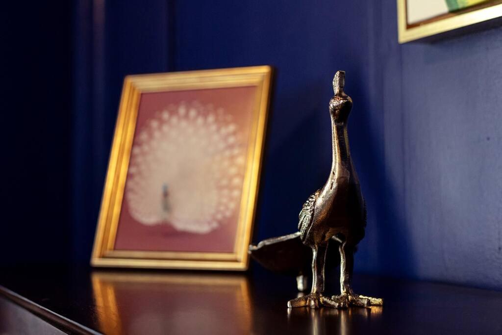 The Peacock - Artsy East Hill Getaway view 4