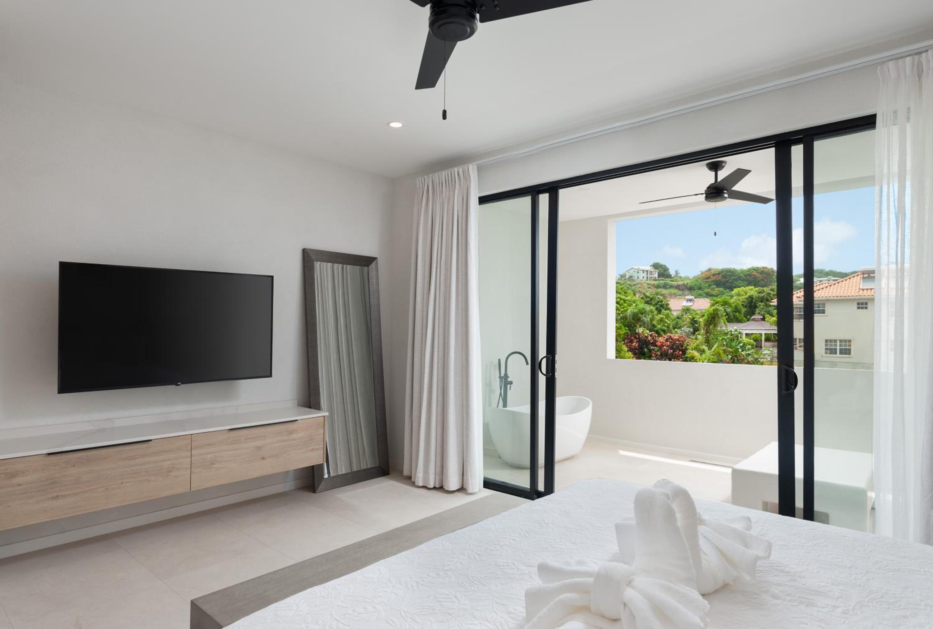 Azzurro 5 - Walk to beach 3 bed porters home