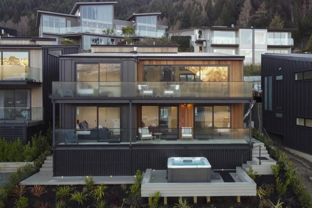 Hotel Highview Hideaway - hot tub with lake views - Image 1