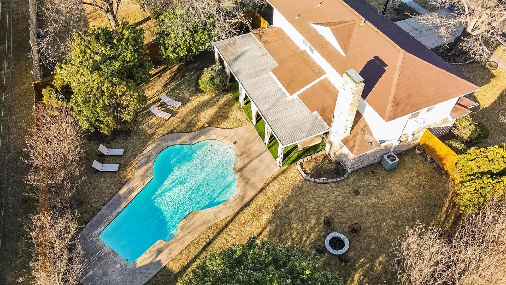 Elegant 5BR 2,5BA Holiday Home with Pool, Jacuzzi, BBQ, and Cinema Room view 3