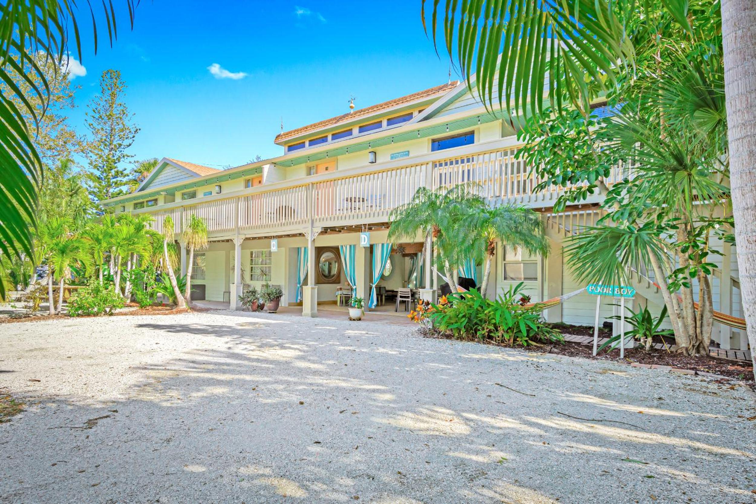 Newly Remodeled Apt! Key-West Victorian with beach access, to Siesta Key Beach!