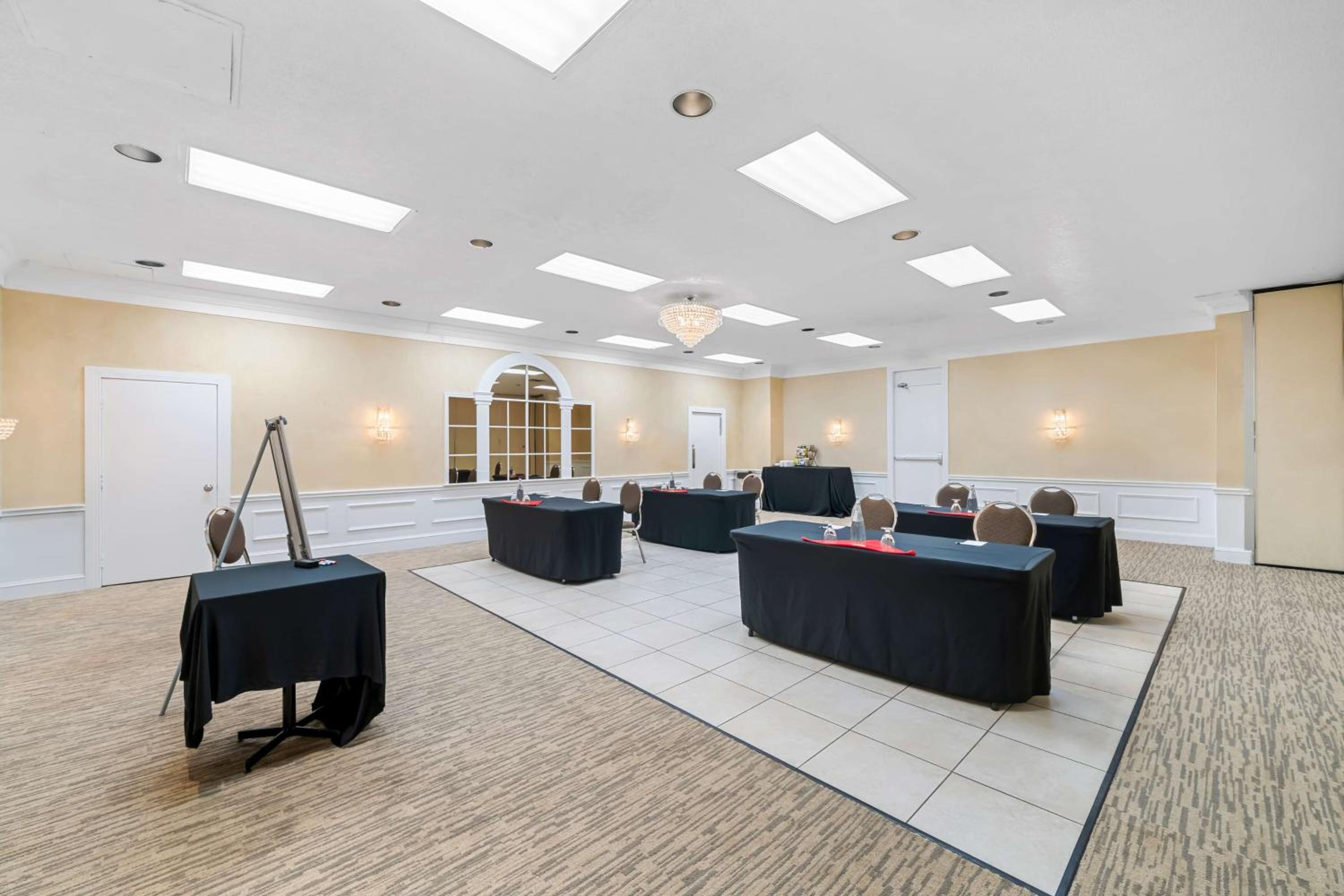 Orillia Vacations - Best Western Plus Mariposa Inn  Conference Centre - Property Image 1