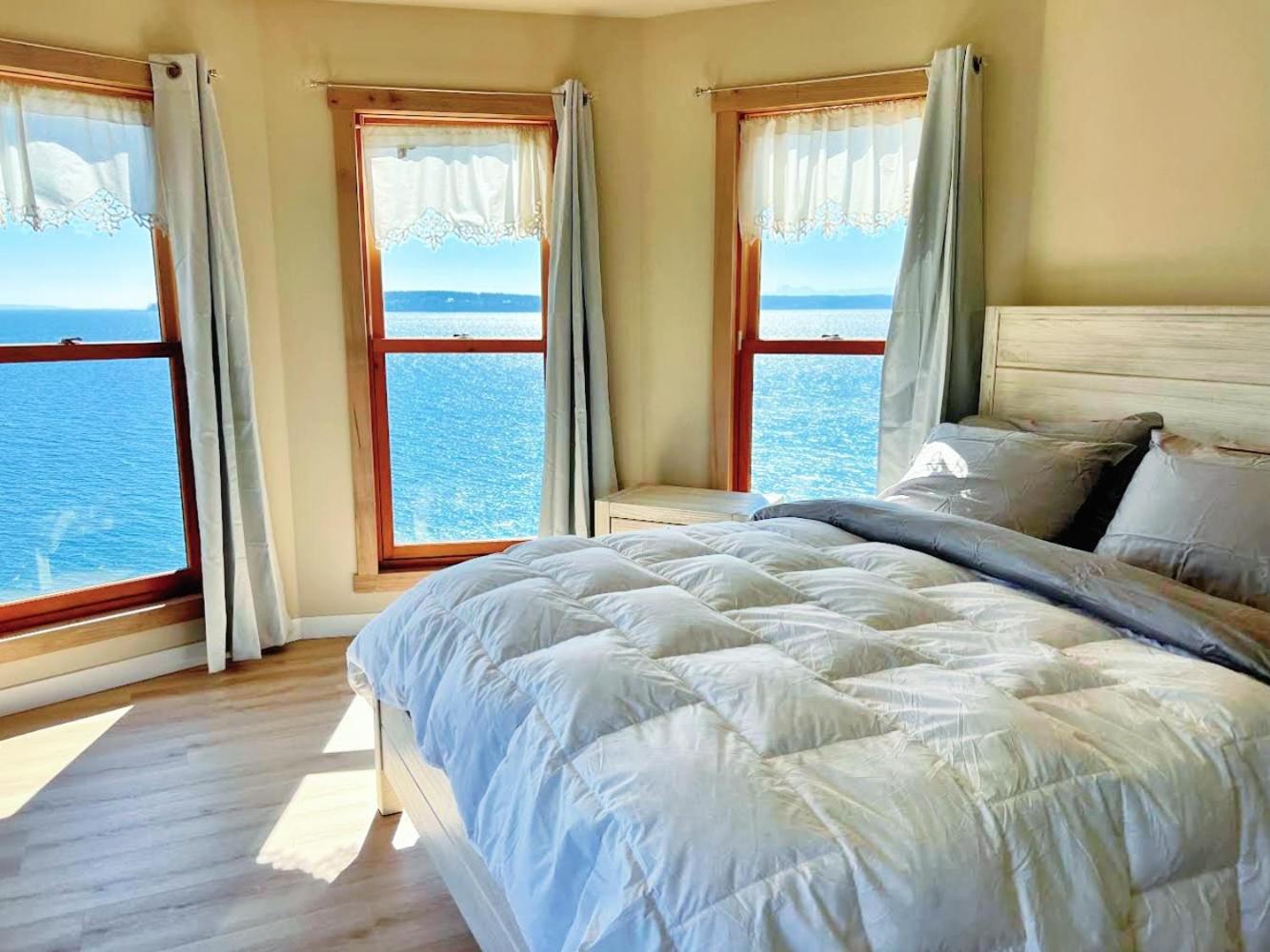 Luxury Bayfront Oasis with Private Beach Access, Near Tulalip Casino and Outlets!, photo 10