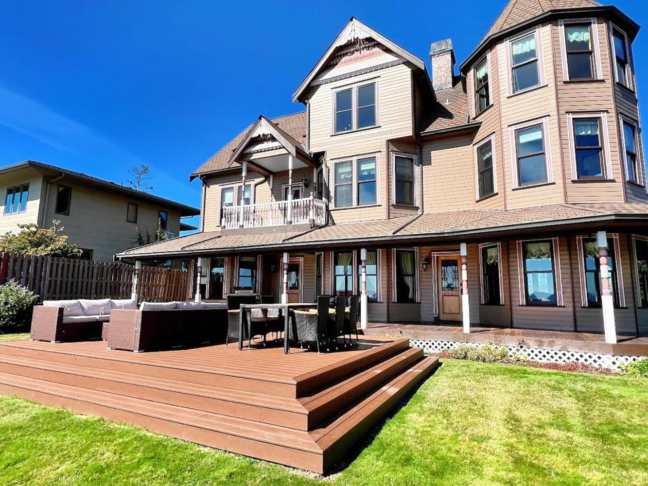 Luxury Bayfront Oasis with Private Beach Access, Near Tulalip Casino and Outlets!