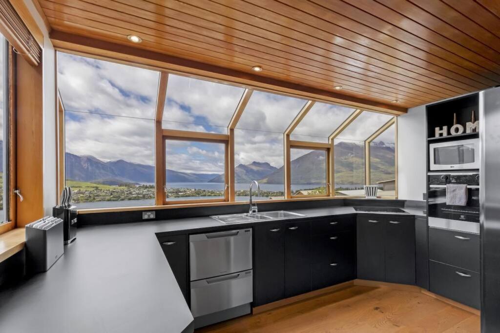 Picturesque on Peregrine - close to town with views view 2