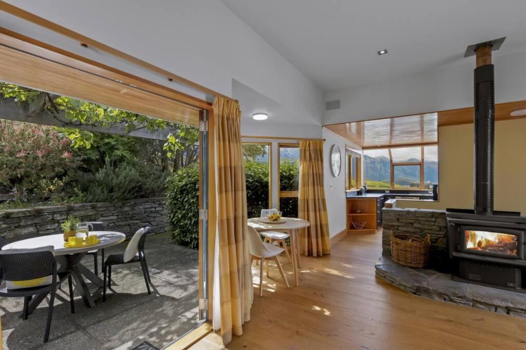 Picturesque on Peregrine - close to town with views view 3
