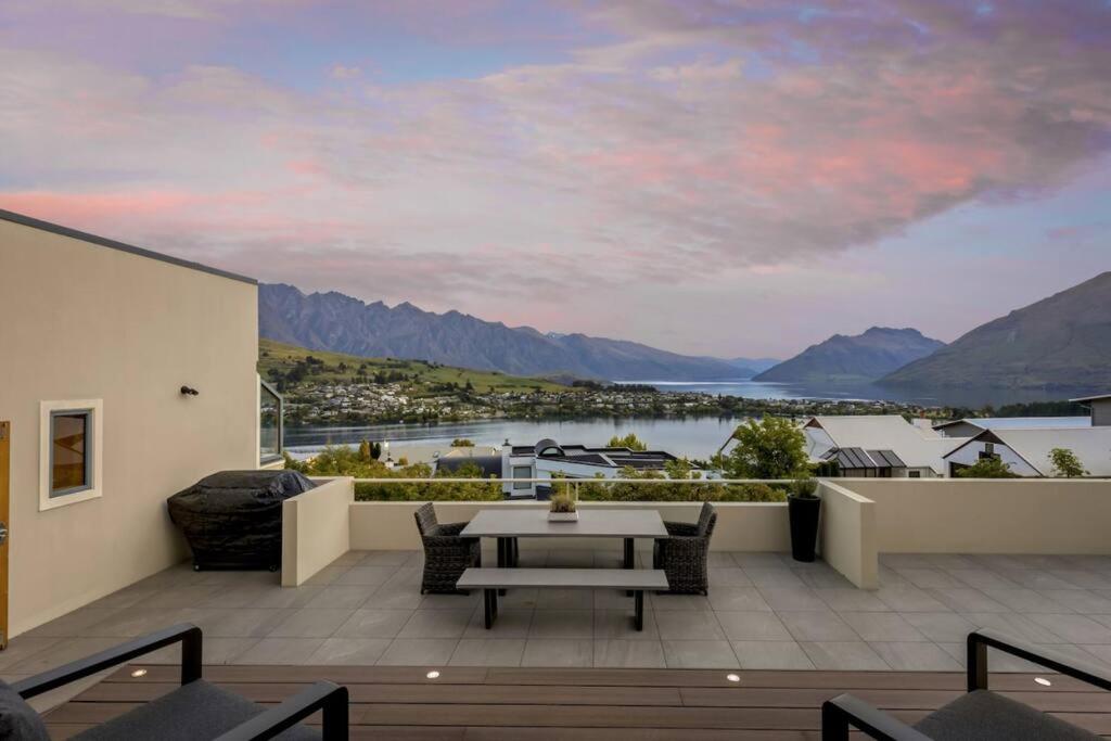 Picturesque on Peregrine - close to town with views view 4