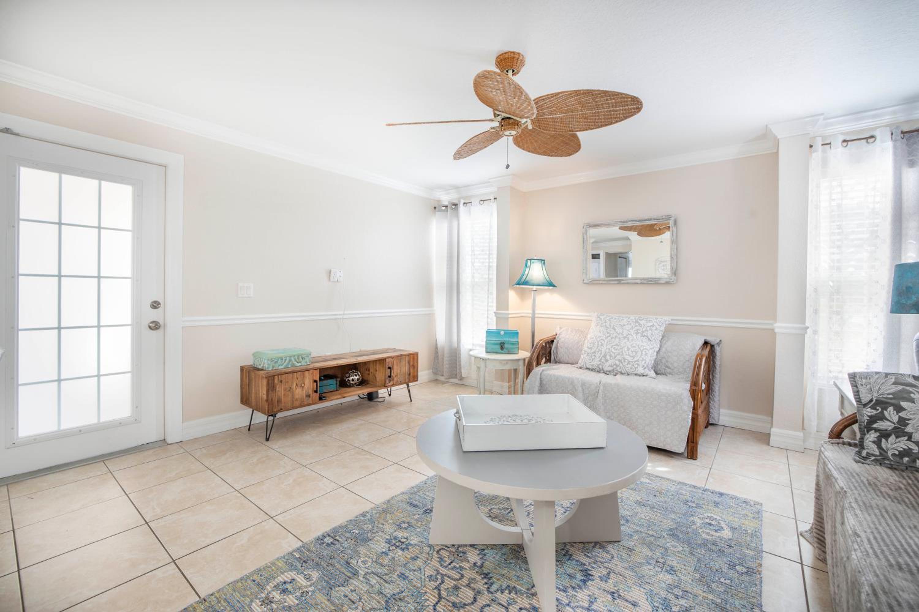 The Village Breeze II - White-sand, Pool, Beaches, Daiquiris, Seafood! view 3